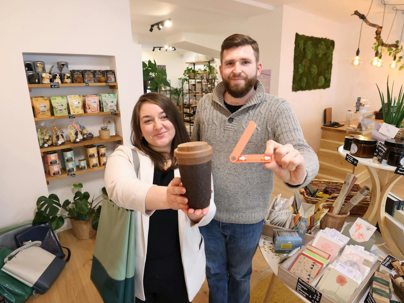 Diana Kurz (29) und Lukas Windisch (27) präsentieren im "Ludiana" Zero Waste Produkte.