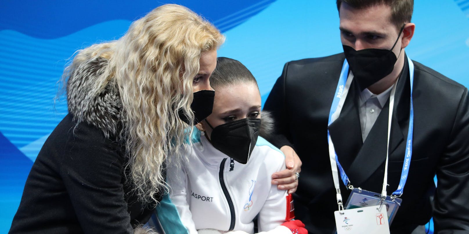Walijewa vergießt Tränen, ihre Trainerin tröstet sie.