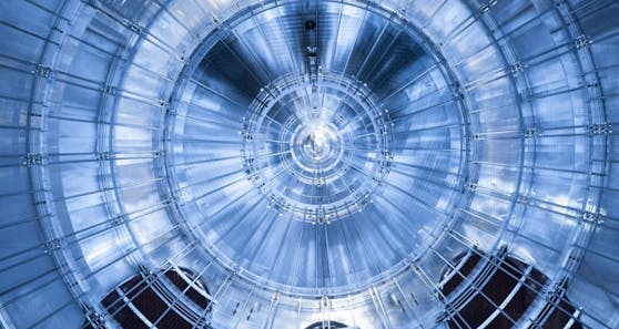 Blick in das Innere des Hauptspektrometers des KATRIN-Experiments.