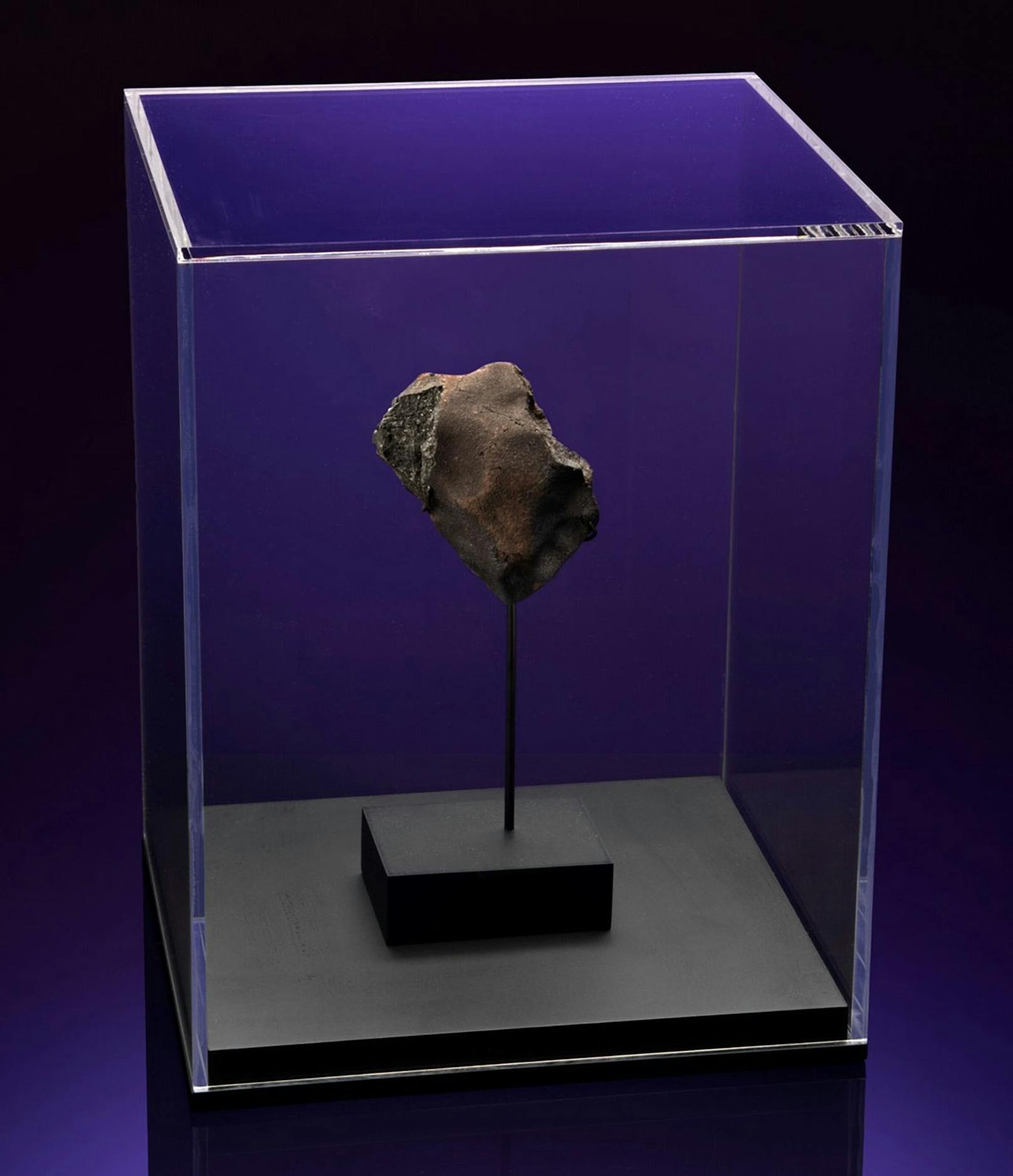 Auch der golfballgroße Meteorit, der 2019 in der Hütte einschlug, kann ersteigert werden. Allerdings wird dessen Wert weit geringer eingeschätzt – mit lediglich rund 50.000 Euro.