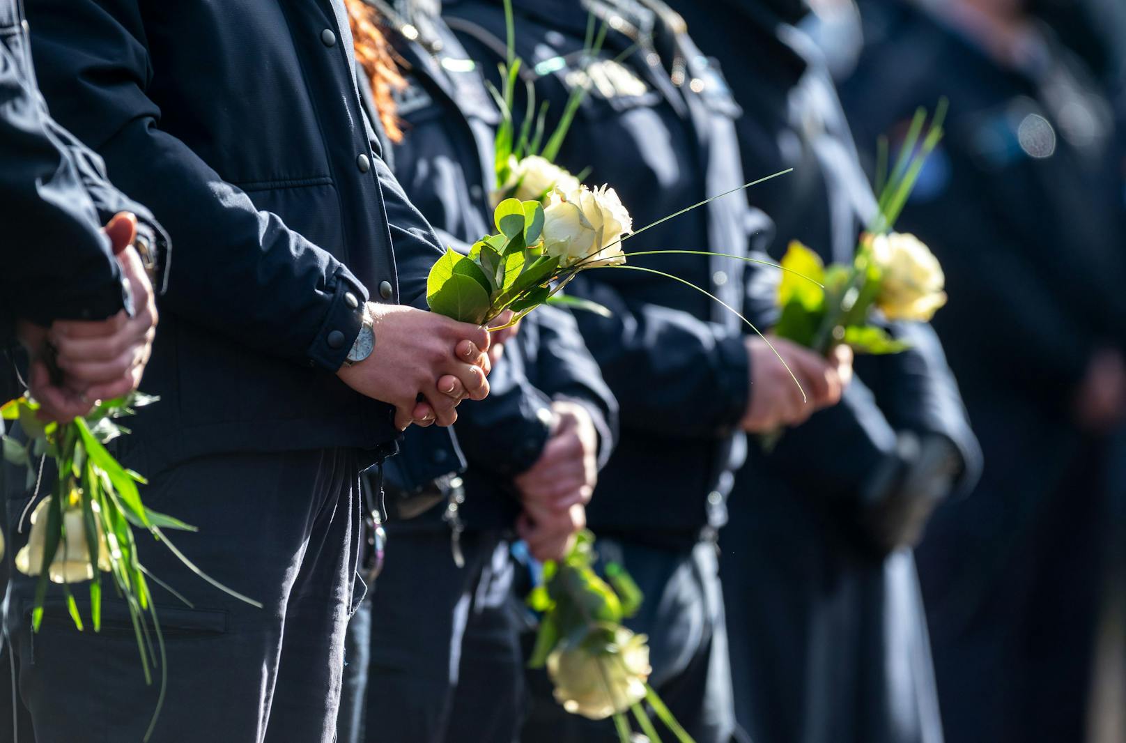 "Wir müssen stärker jene schützen, die uns schützen", sagte ein CDU-Politiker im Rahmen der Trauerfeier. Zwei Drittel der Anwesenden sollen Polizistinnen und Polizisten gewesen sein.