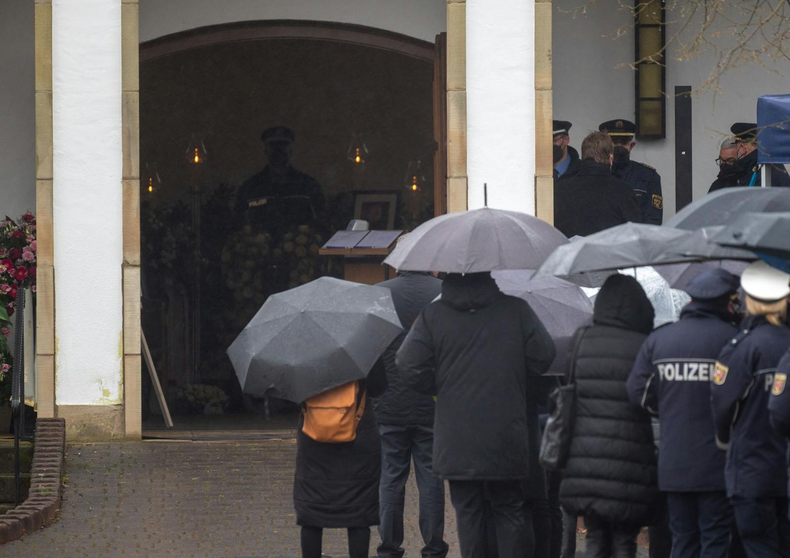 Viele wollten an der Trauerfeier teilnehmen. Der Andrang war so groß, dass viele Teilnehmer in der Kirche keinen Platz mehr fanden.