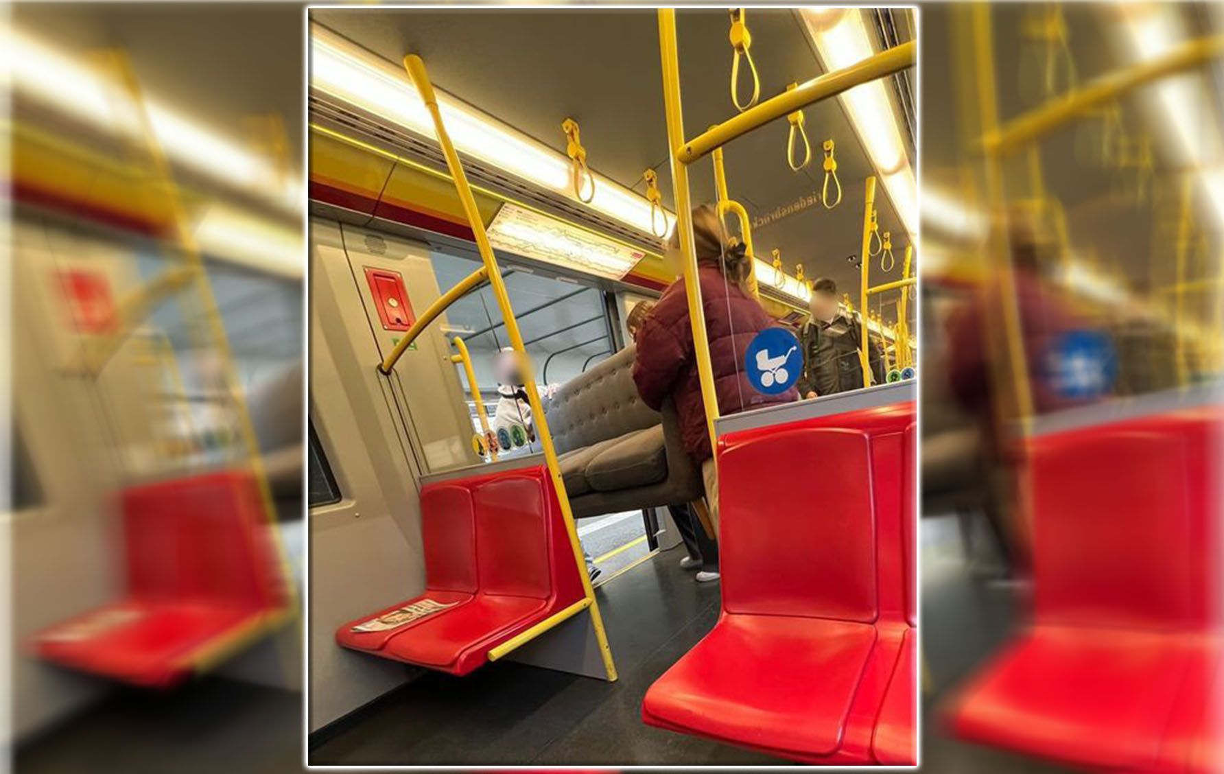 Drei Wiener transportieren Sofa durch U-Bahn