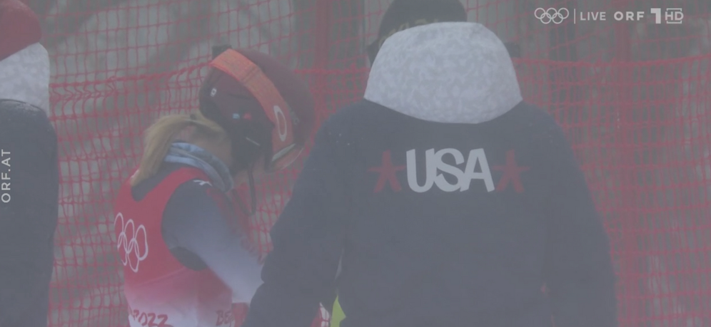 Mikaela Shiffrin muss getröstet werden.