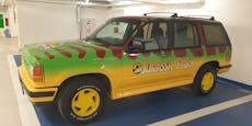 Dino-SUV lässt Wiener in Shopping-Center staunen