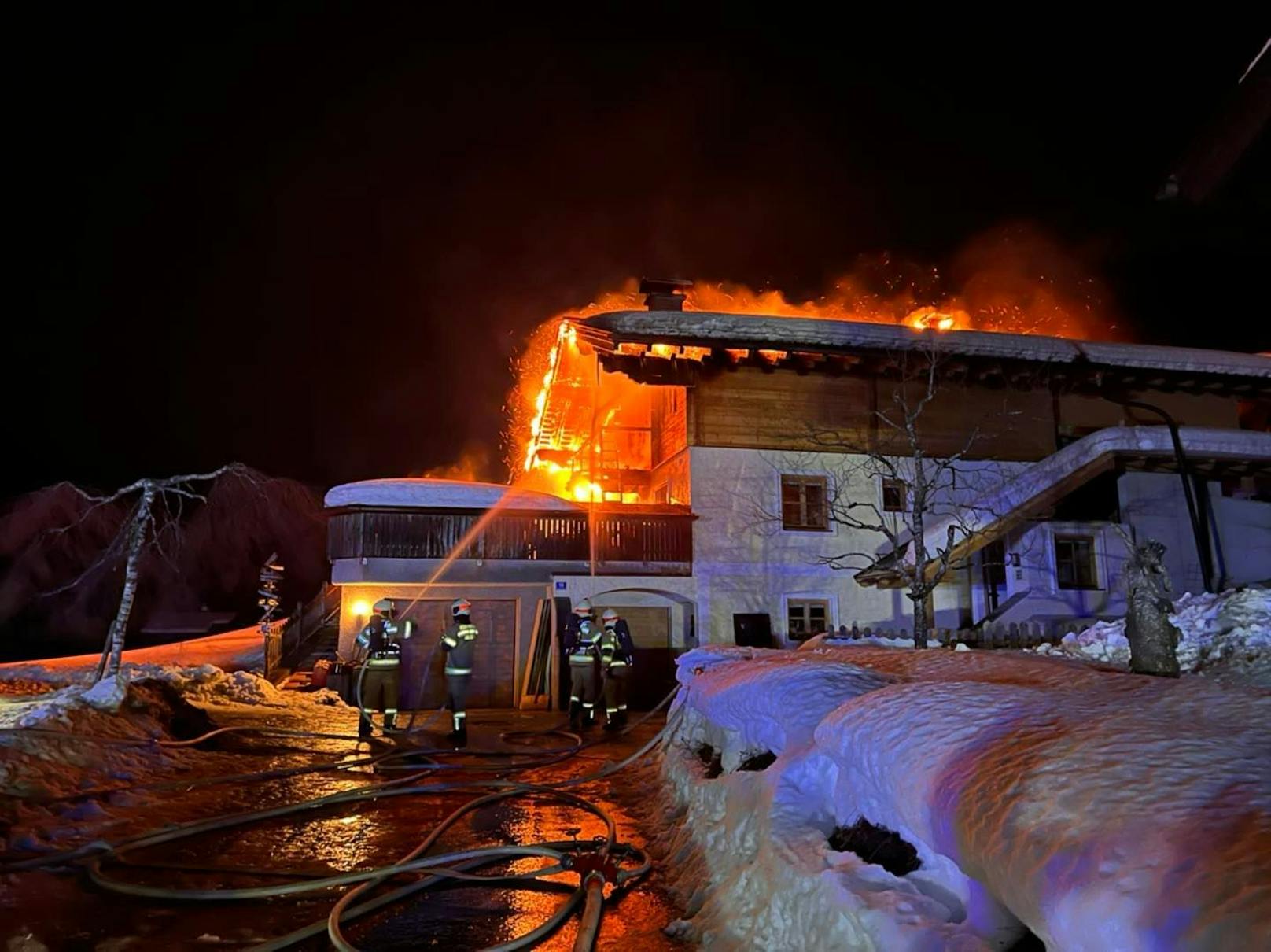 Knapp 120 Feuerwehrleute waren stundenlang im Einsatz.