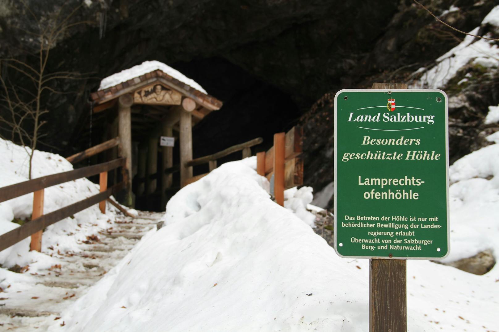 Die Lamprechtsofenhöhle in St. Martin bei Lofer gilt als längste Höhle Salzburgst und als eine der tiefsten weltweit. Das Höhlensystem erstreckt sich über mehr als 1.600 Höhenmeter.