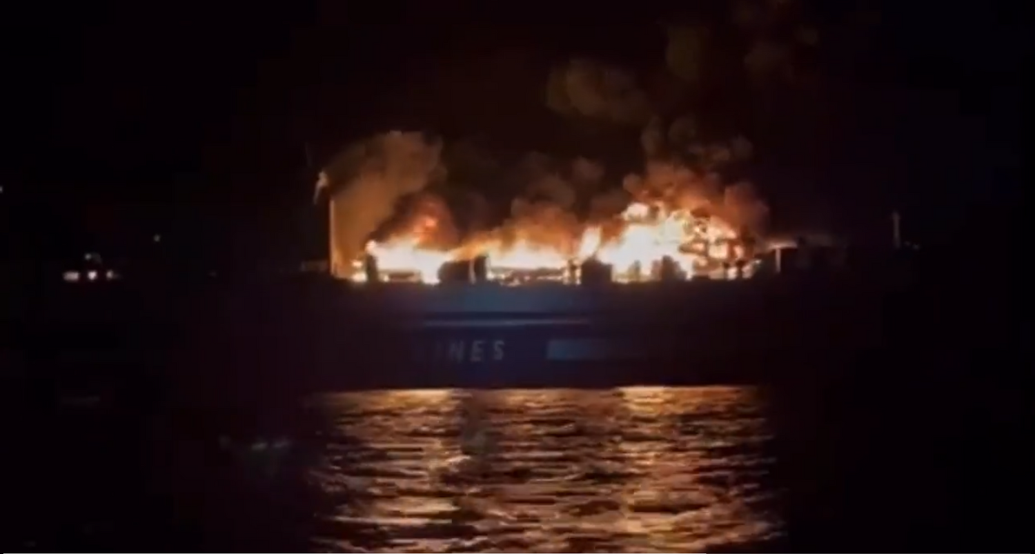 Die Fähre Olympia steht vor der Küste Korfus in Vollbrand. 