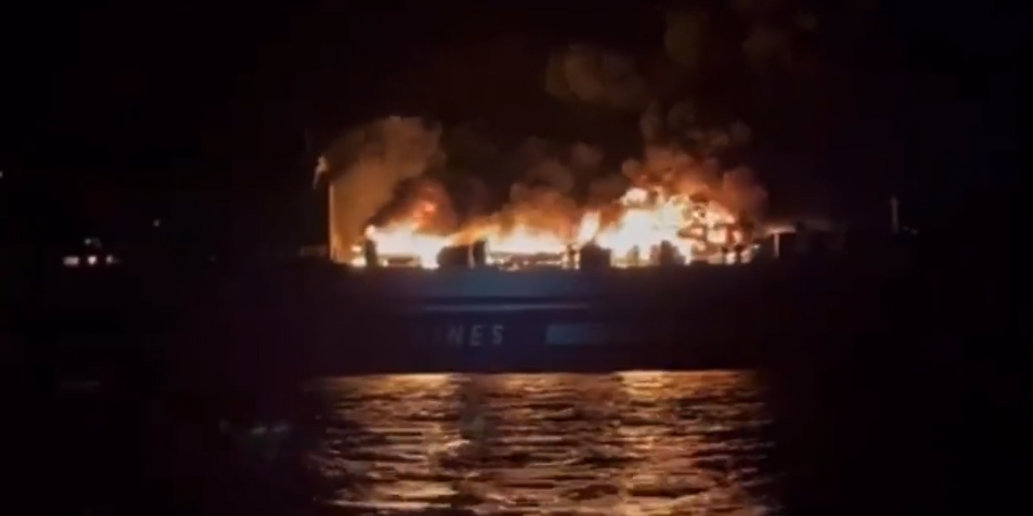 Die Fähre Olympia steht vor der Küste Korfus in Vollbrand. 