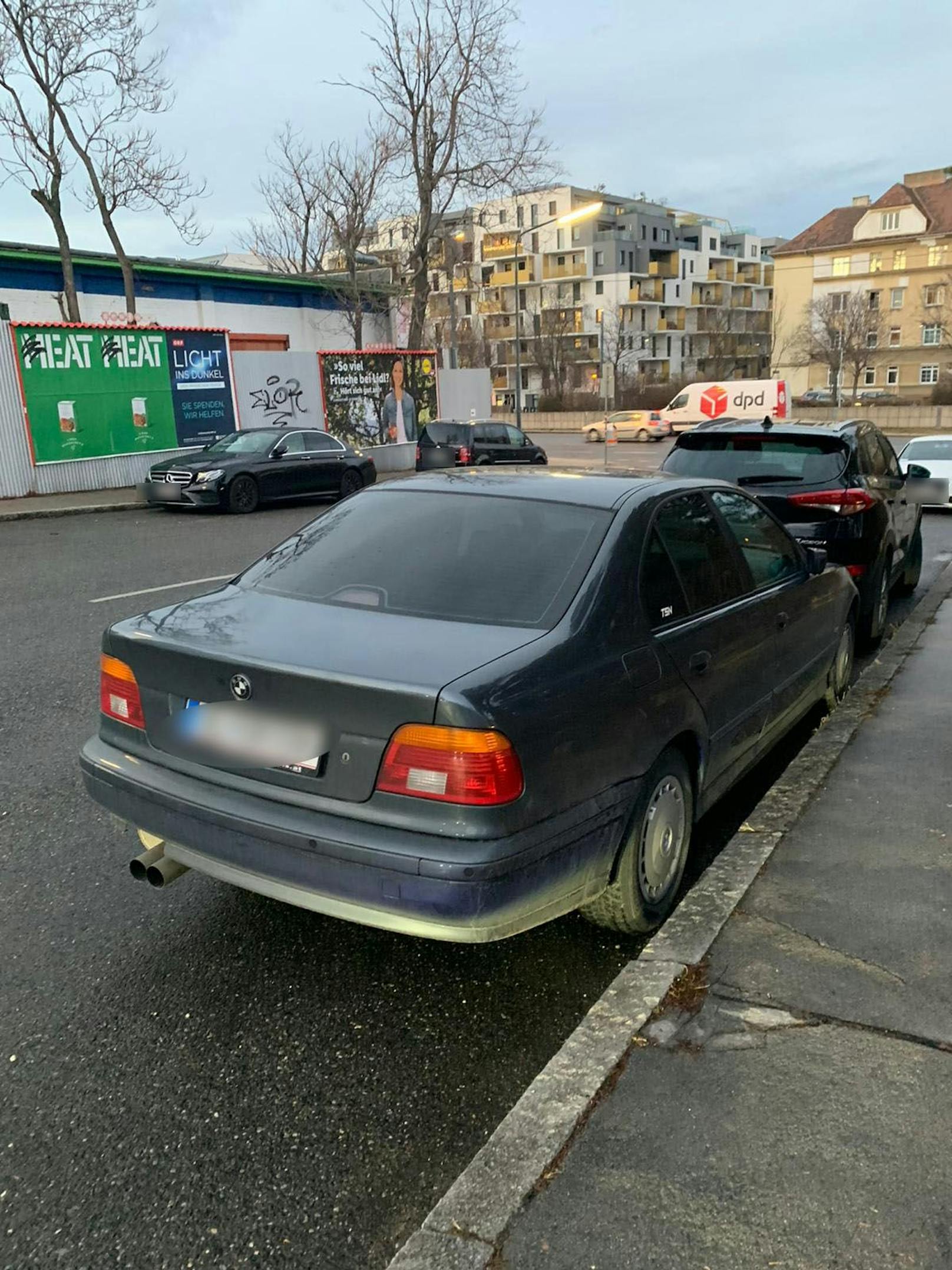 Der BMW wurde kurze Zeit später gefunden. Der Täter flüchtete zu Fuß.