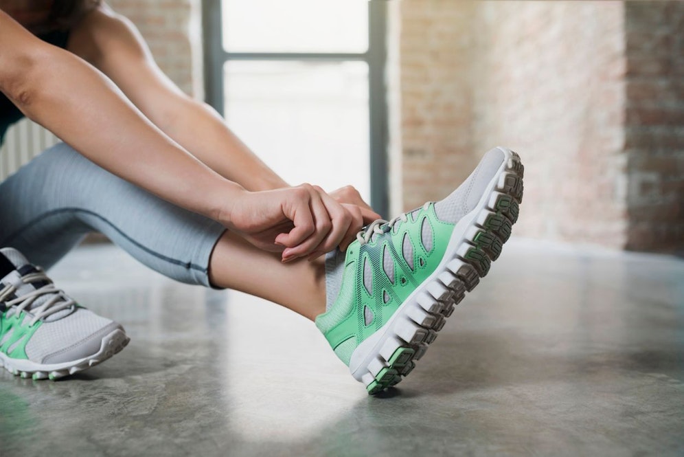 Wenn dein Training nicht so effektiv verläuft wie du es gerne hättest, liegt es vielleicht an deiner Sportbekleidung. Im speziellen könnten schlechte Laufschuhe deinen Trainingserfolg beeinträchtigen. 