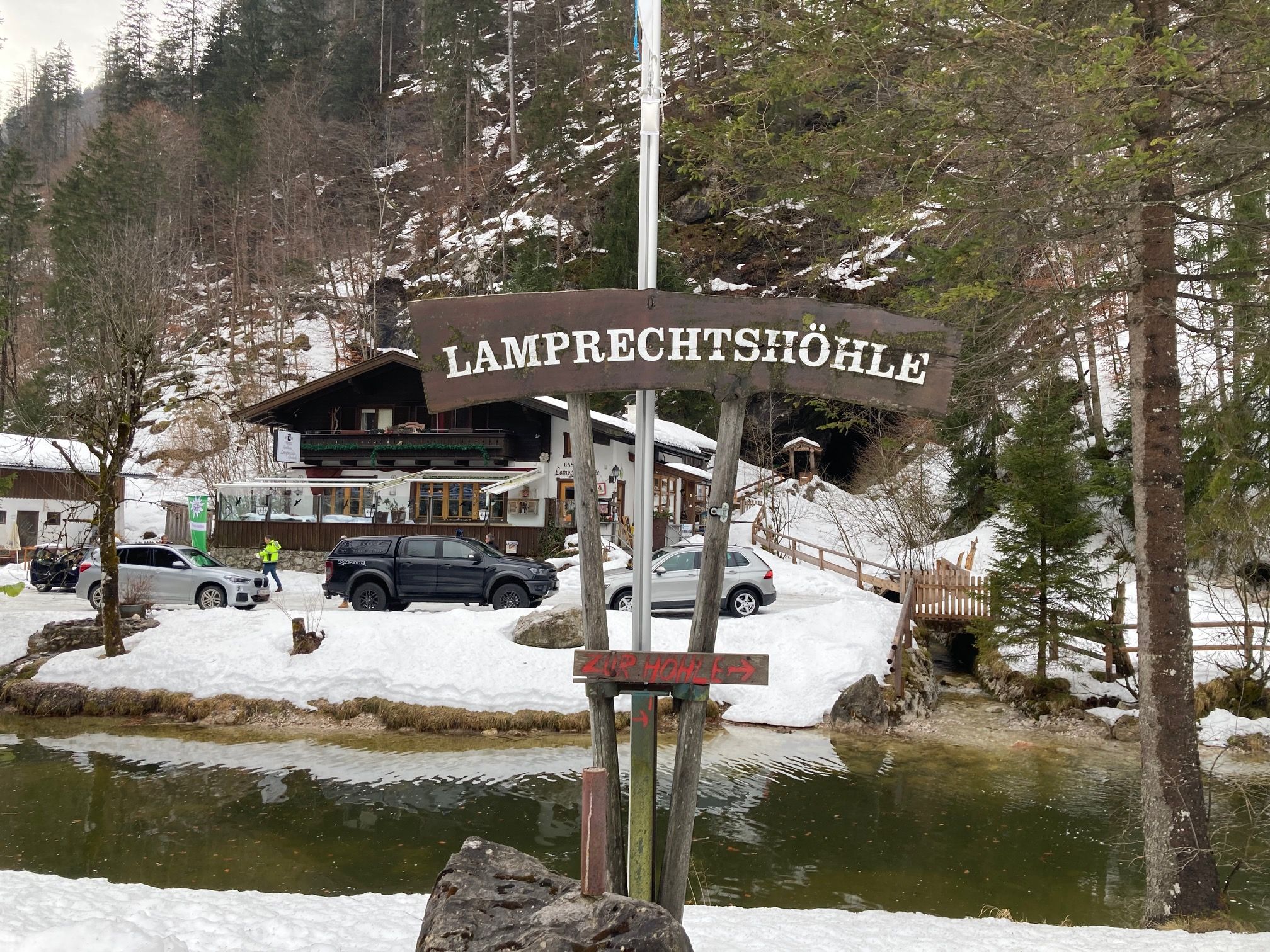 n der Lamprechtshöhle bei Weißbach bei Lofer (Pinzgau) sitzen seit Donnerstagabend, 17. Februar 2022, drei Höhlenforscher aus Polen fest.