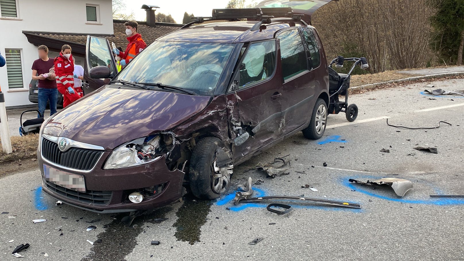 Alle fünf Beteiligten wurden bei dem Unfall verletzt.