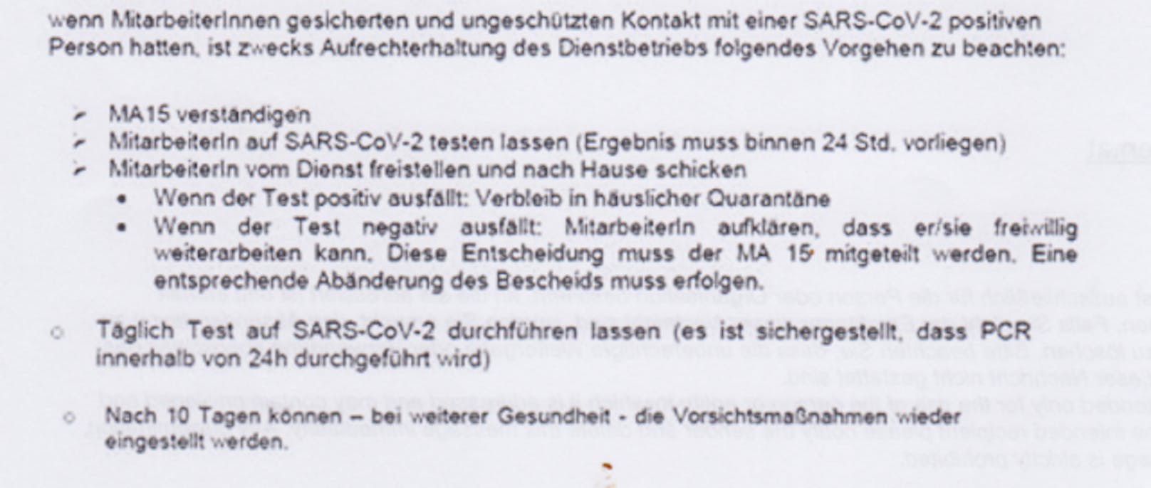 Um sicherzustellen,&nbsp;dass jederzeit ausreichend klinisches Personal zur Verfügung steht, um die medizinische Versorgung der Patienten zu gewährleisten, hat sich der Wiener Gesundheitsverbund dazu entschlossen, den Mitarbeitern freizustellen, auch im Falle eines möglichen Kontakts mit positiv getesteten Personen freiwillig weiter zu arbeiten - unter Bedingungen. Doch ein Restrisiko blieb.