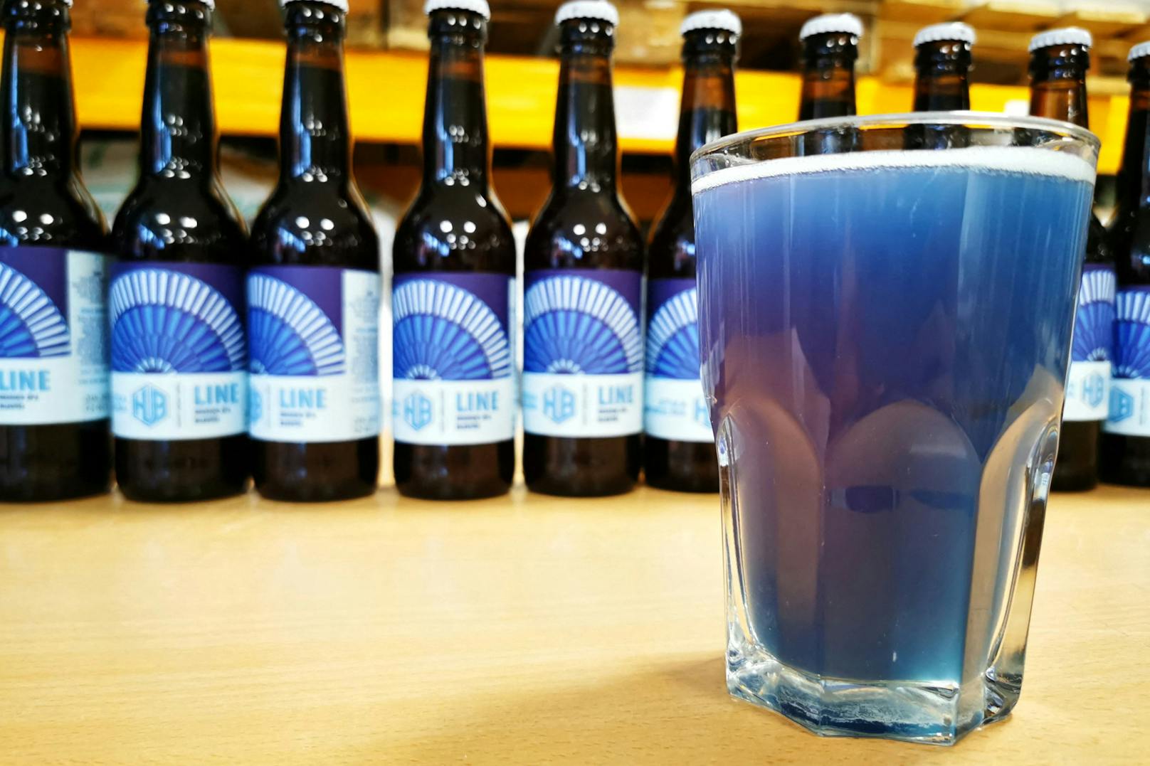 Die Spirulina-Alge verleiht dem Bier seine blaue Farbe.&nbsp;