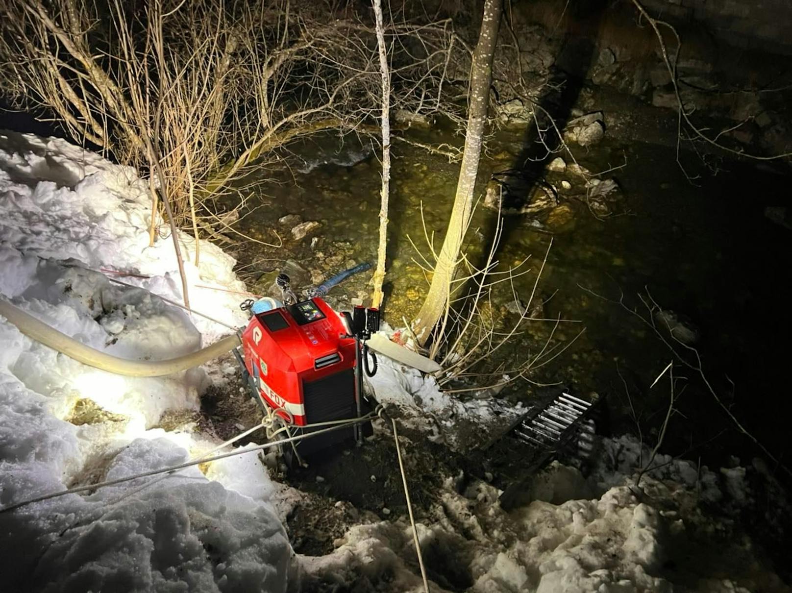 Dafür wurde Wasser aus der Großarler Ache abgepumpt.