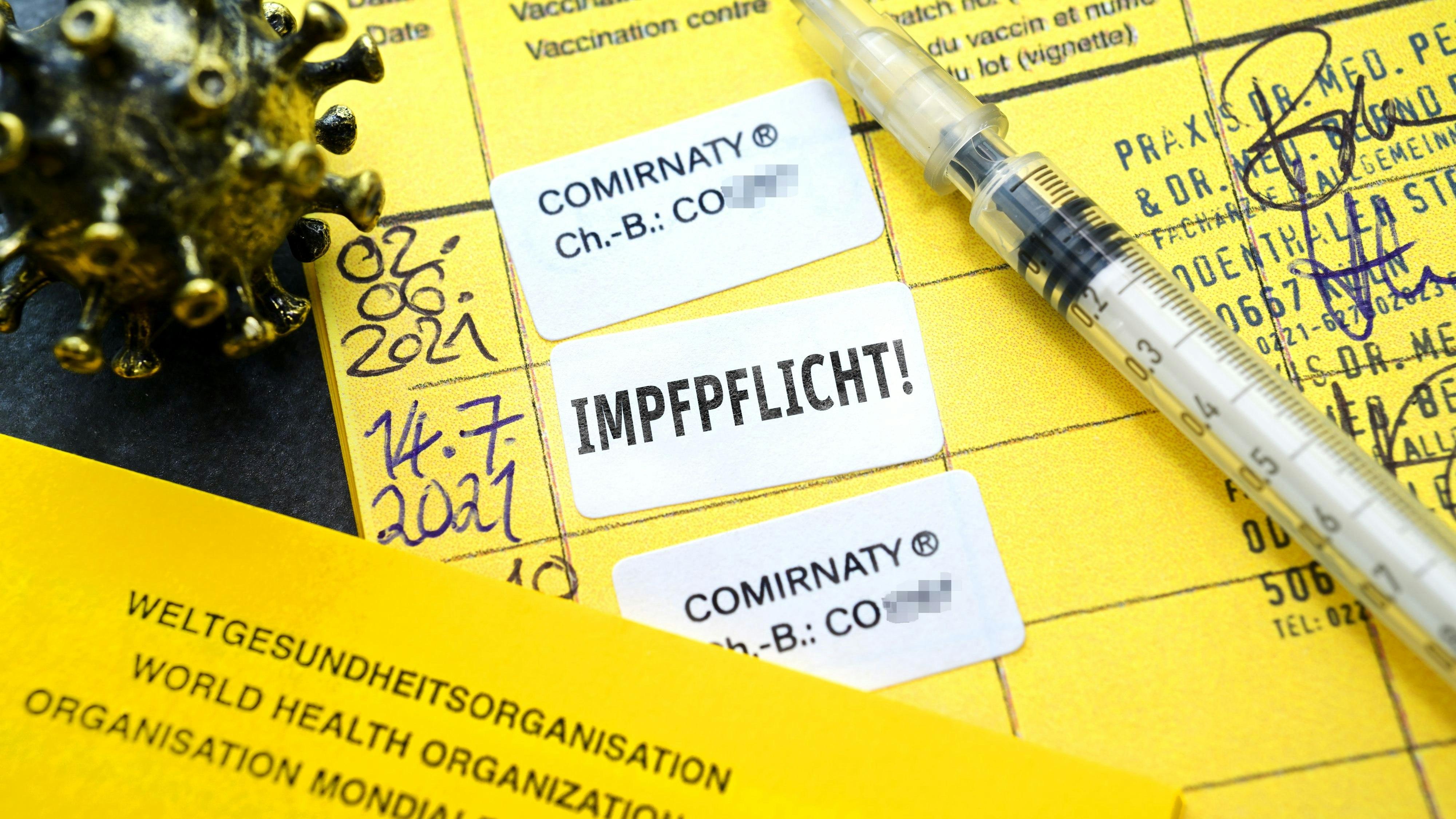 Download von www.picturedesk.com am 18.02.2022 (08:03).  Impfausweis mit dem Schriftzug Impfpflicht, Symbolfoto Corona-Impfpflicht - 20220117_PD11824 - Rechteinfo: Rights Managed (RM)