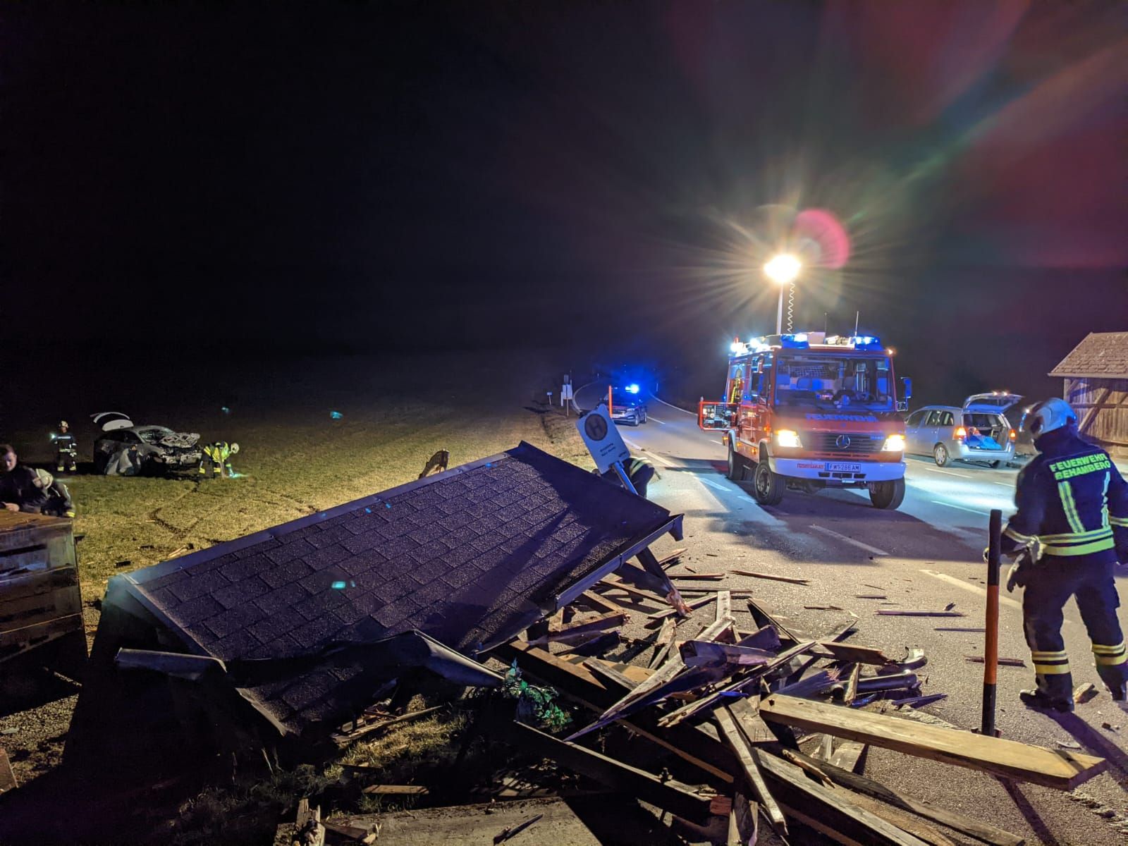 Die Lenkerin rammte die Haltestelle auf der B122.