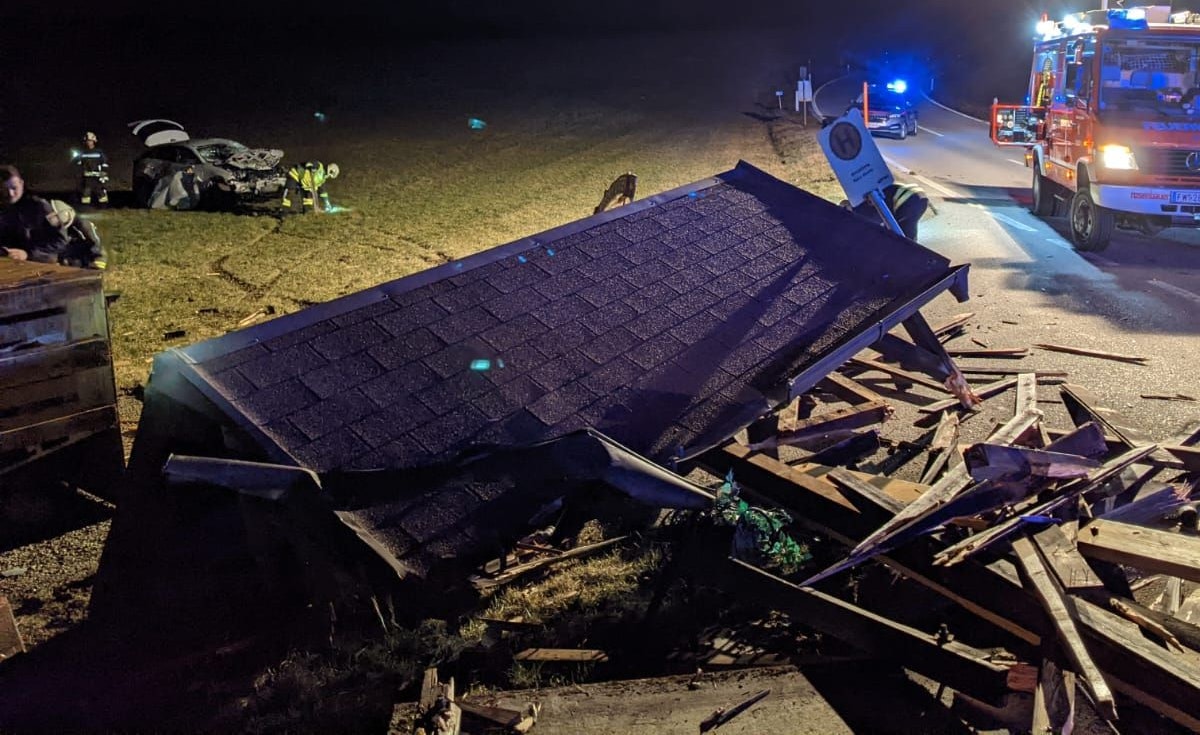 Die Lenkerin rammte die Haltestelle auf der B122.