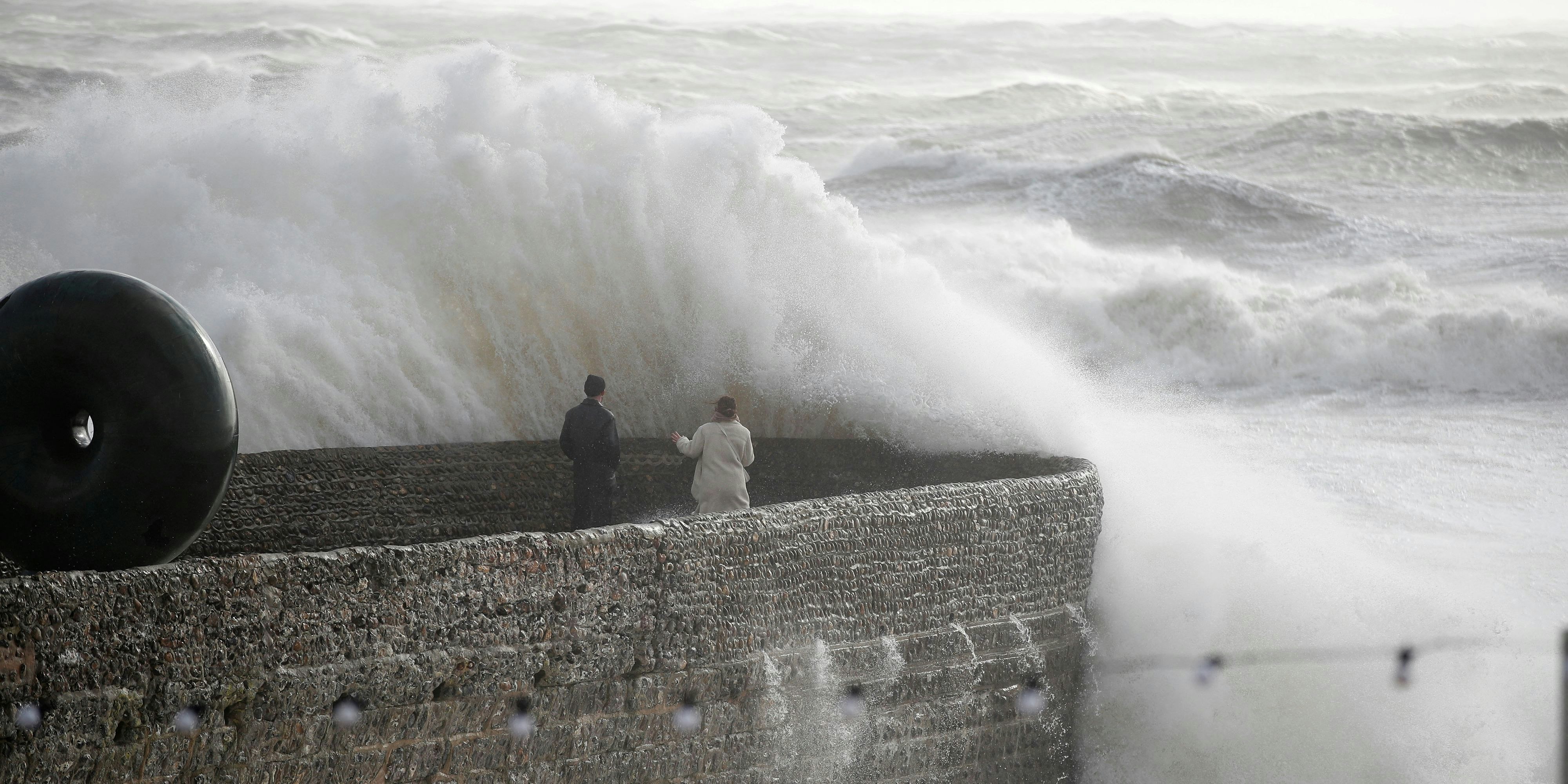 Im englischen Brighton sorgt Sturmtief "Eunice" für meterhohe Wellen.