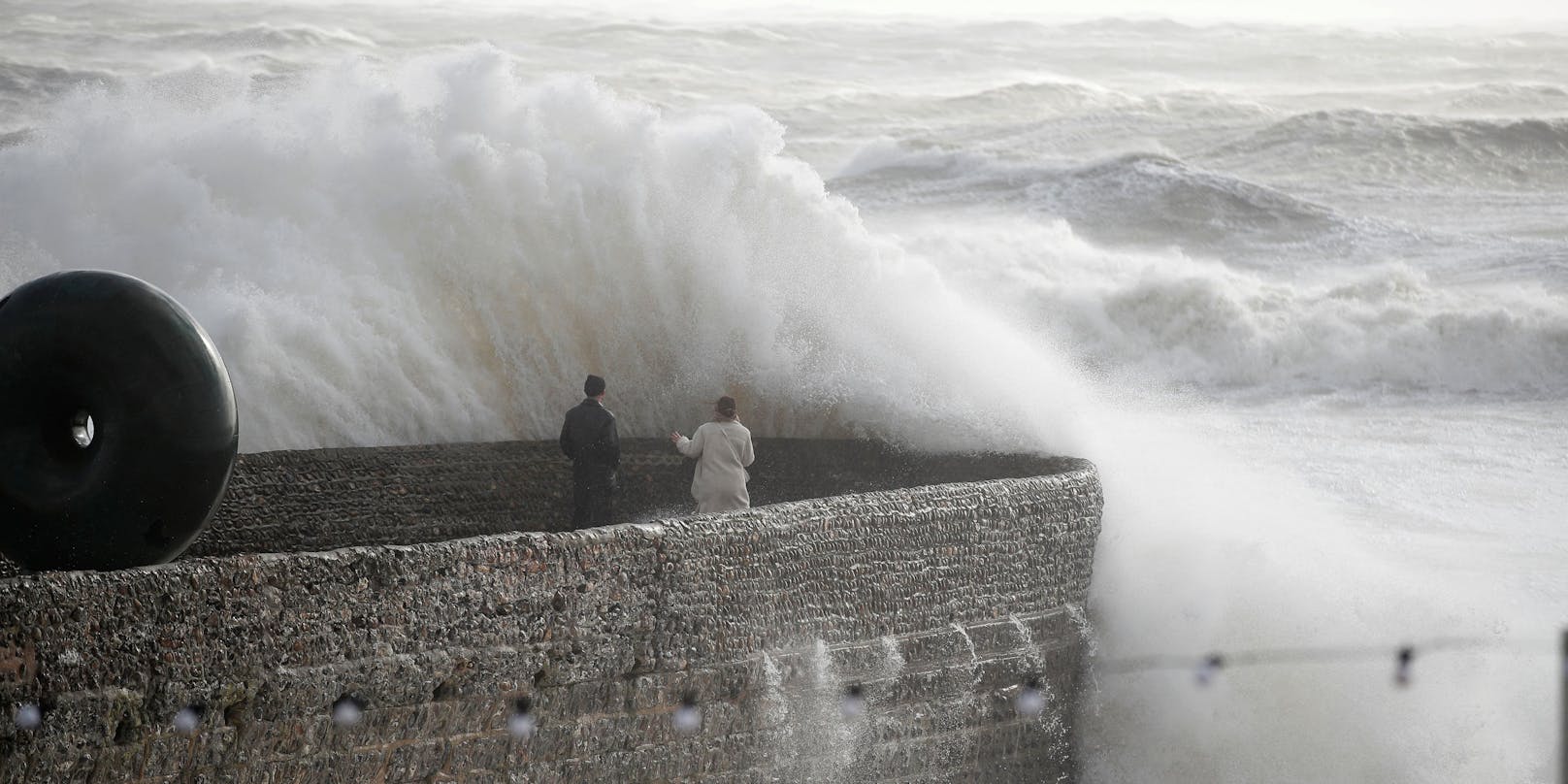 Im englischen Brighton sorgt Sturmtief "Eunice" für meterhohe Wellen.