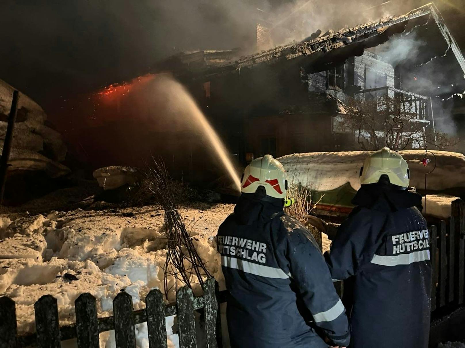 Nach rund sechs Stunden konnte gegen 02:00 Uhr nachts "Brand aus" vermeldet werden.