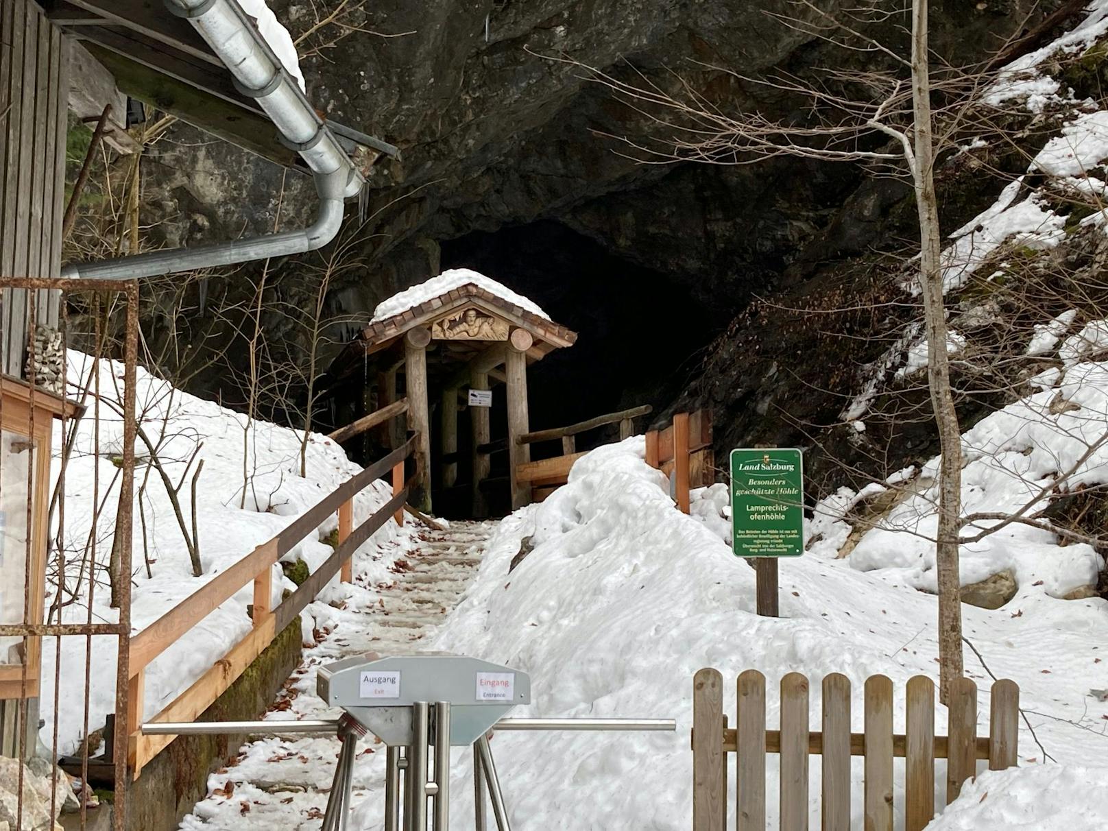 Die Mitglieder einer angemeldeten Expedition können nicht mehr ins Freie, weil Schmelzwasser in das Gangsystem eingedrungen ist und den Rückweg versperrt.