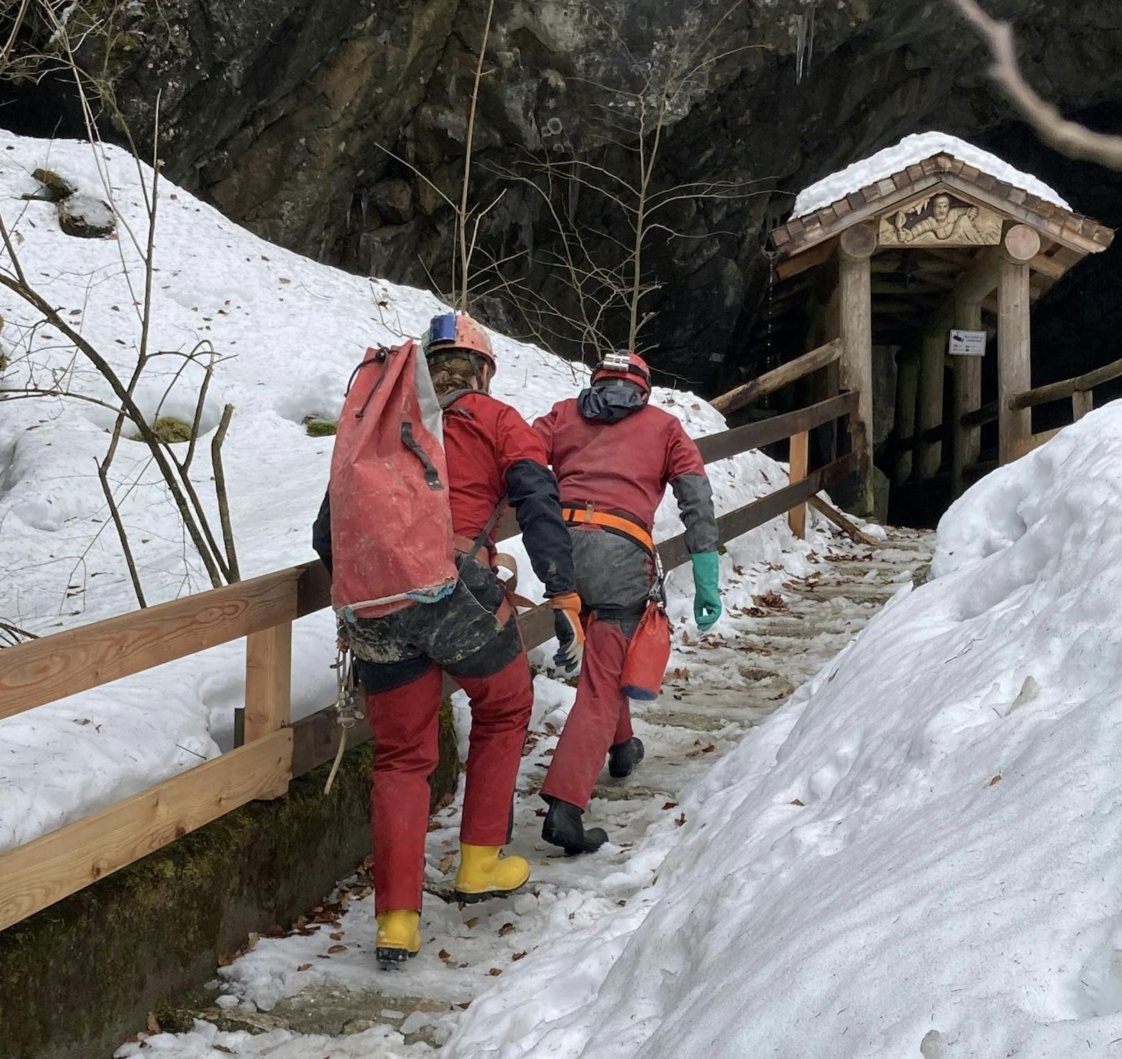 In der Lamprechtshöhle im Salzburger Pinzgau sitzen seit Donnerstagabend drei Höhlenforscher aus Polen fest.&nbsp;