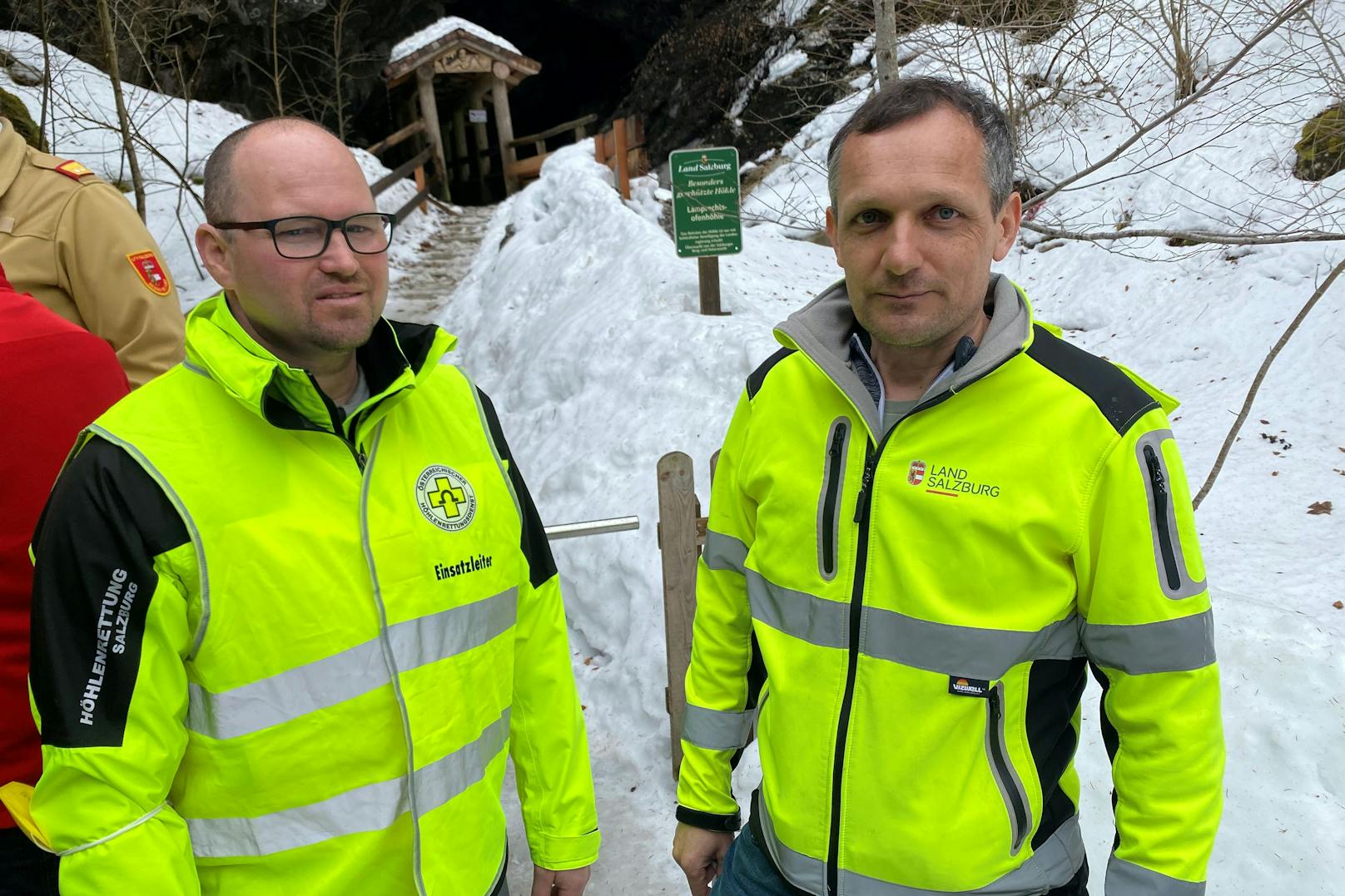 Gernot Salzmann (Einsatzleiter Höhlenrettung)  Manfred Pongruber (Einsatzleiter Katastrophenschutzreferent Bezirkshauptmannschaft) koordinieren den schwierigen Rettungseinsatz.