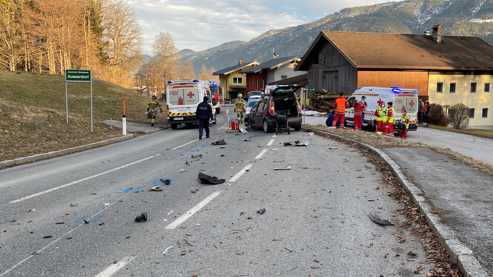 Alle fünf Beteiligten wurden bei dem Unfall verletzt.