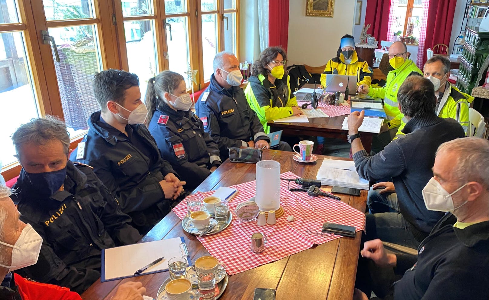 Bei der Lagebesprechung arbeiten Katastrophenschutz, Höhlenrettung, Feuerwehr, Polizei und Rotes Kreuz eng miteinander zusammen.