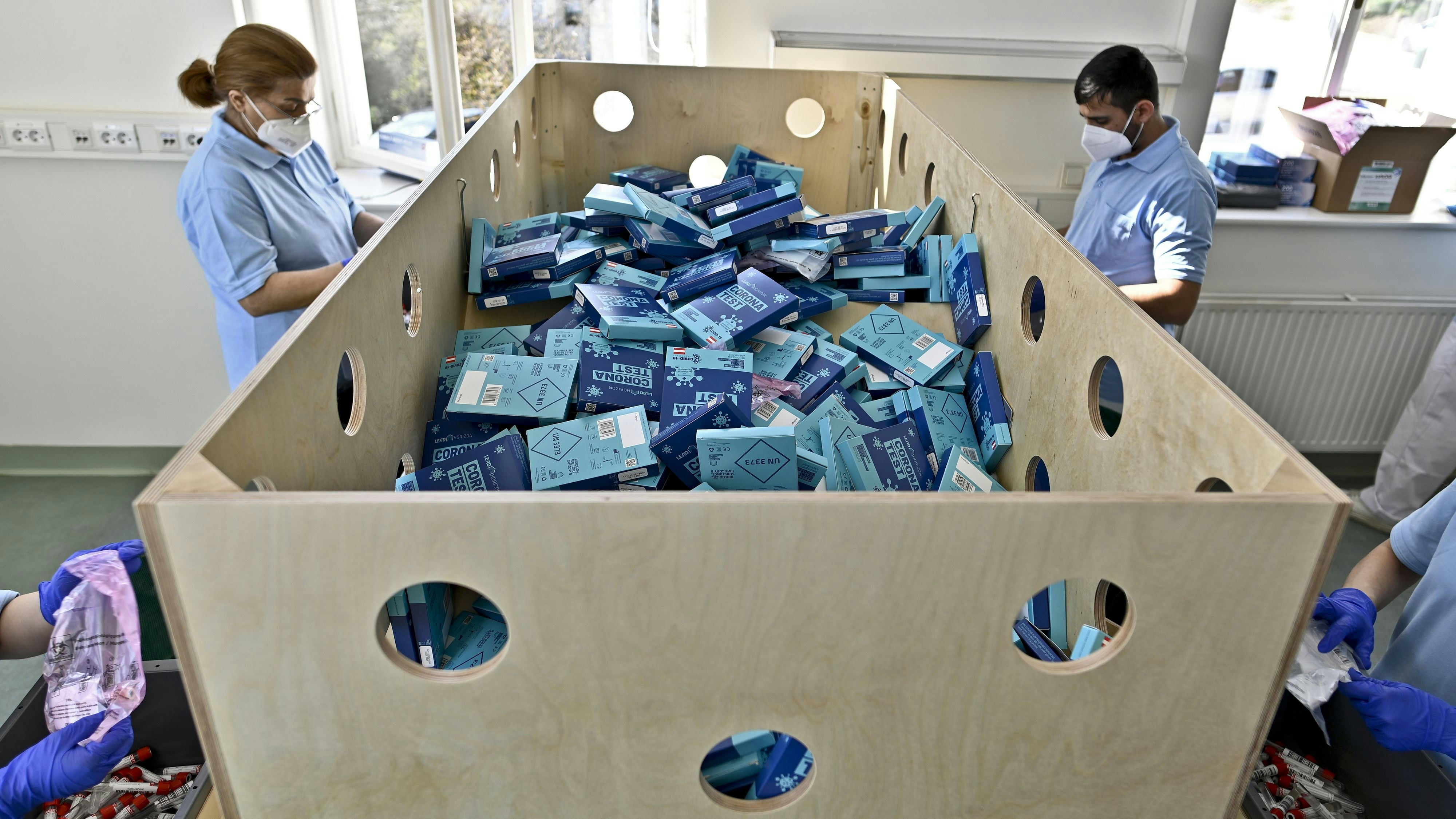 Hunderttausende Tests werden jeden Tag in den Laboren ausgewertet. Die Stadt will daran – trotz Kritik aus dem Bund – nichts ändern.