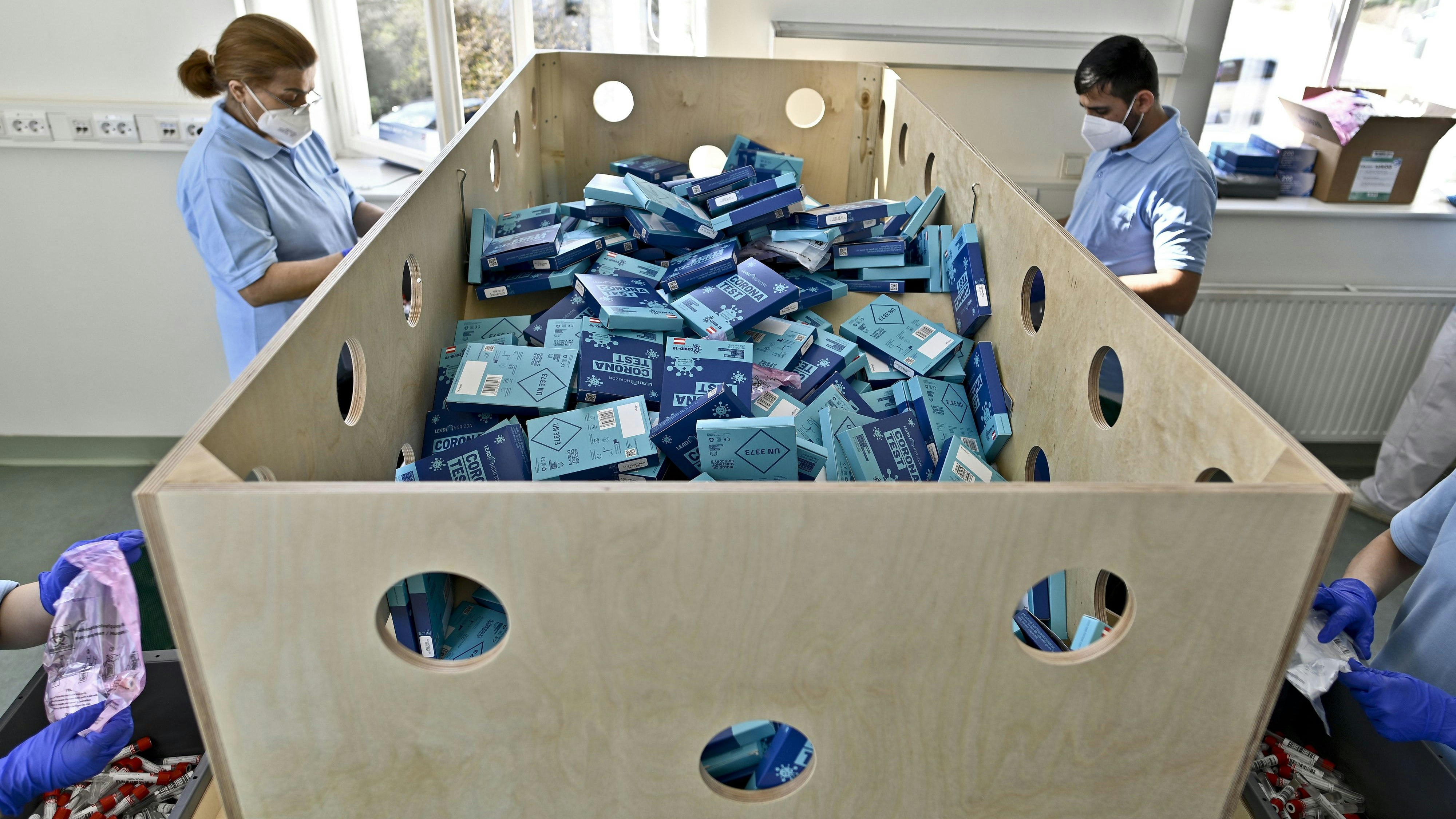 Hunderttausende Tests werden jeden Tag in den Laboren ausgewertet. Die Stadt will daran – trotz Kritik aus dem Bund – nichts ändern.