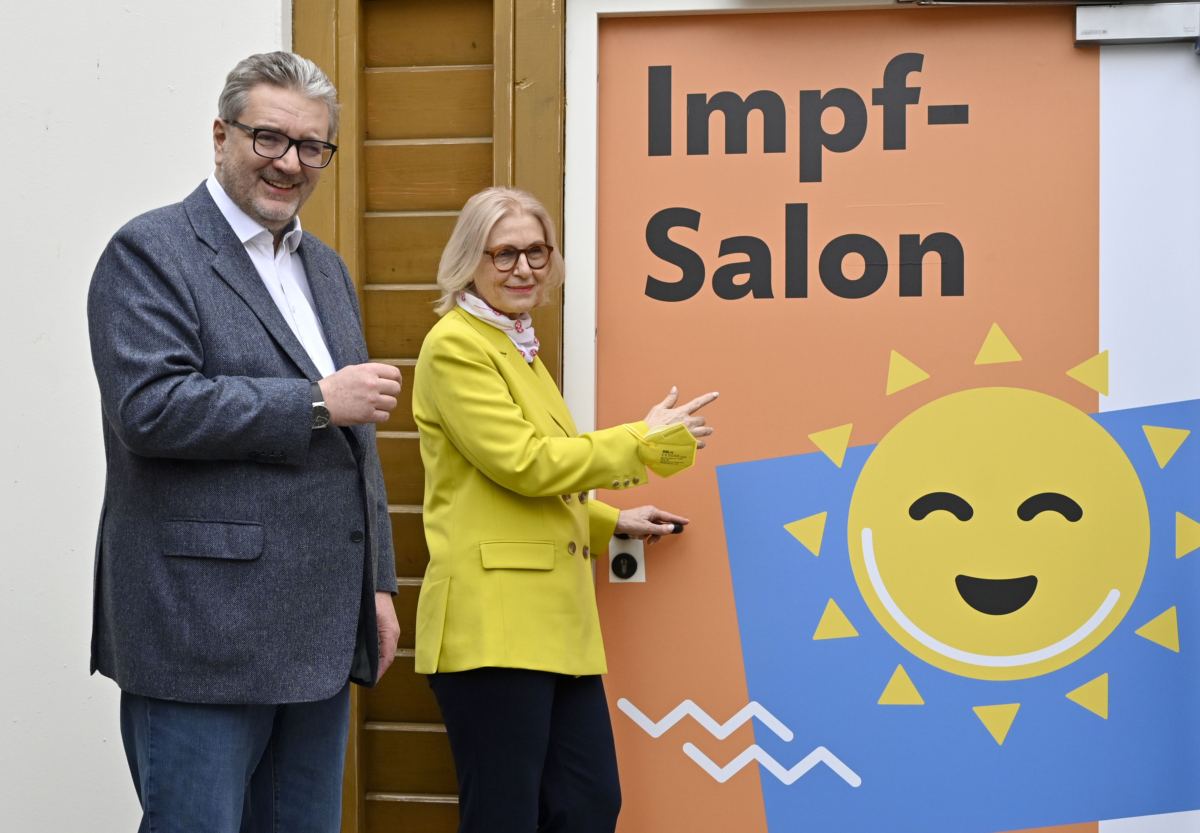 Download von www.picturedesk.com am 18.02.2022 (17:09).  ABD0103_20220217 - WIEN - ÖSTERREICH: Corona-Impfung: (v.l.), StR Peter Hacker (SPÖ), Landeschefärztin Susanne Drapalik (Samariterbund Wien) anl. eines PG der Stadt Wien zu - Sorgen-los Impfen - Neues Impfangebot der Stadt Wien im Hallenbad Brigittenau - am Donnerstag 17. Februar 2022 in Wien. - FOTO: APA/HANS PUNZ - 20220217_PD11181 - Rechteinfo: Rights Managed (RM)