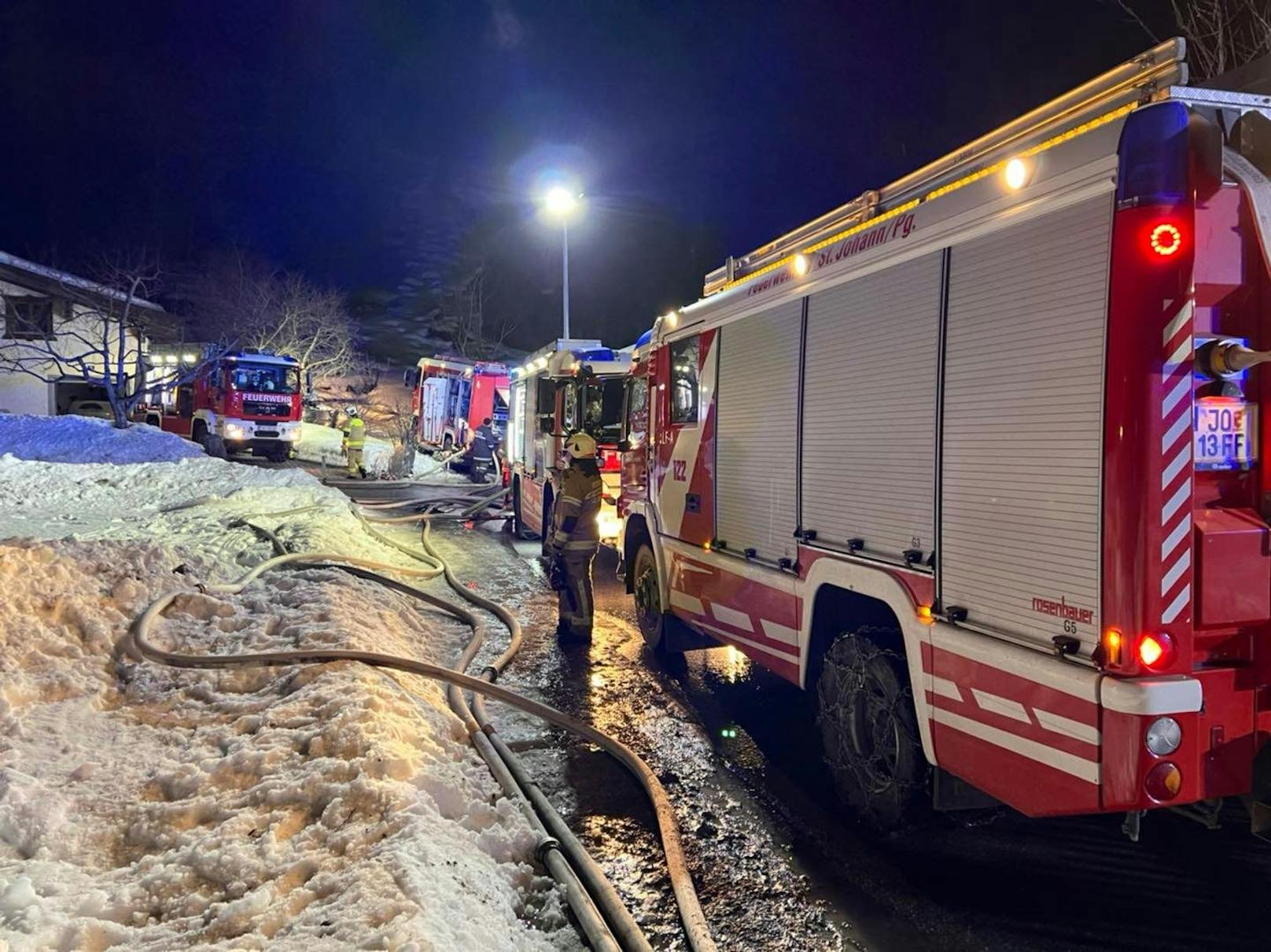 20 Fahrzeuge von Feuerwehr, Rettung und Polizei waren vor Ort.