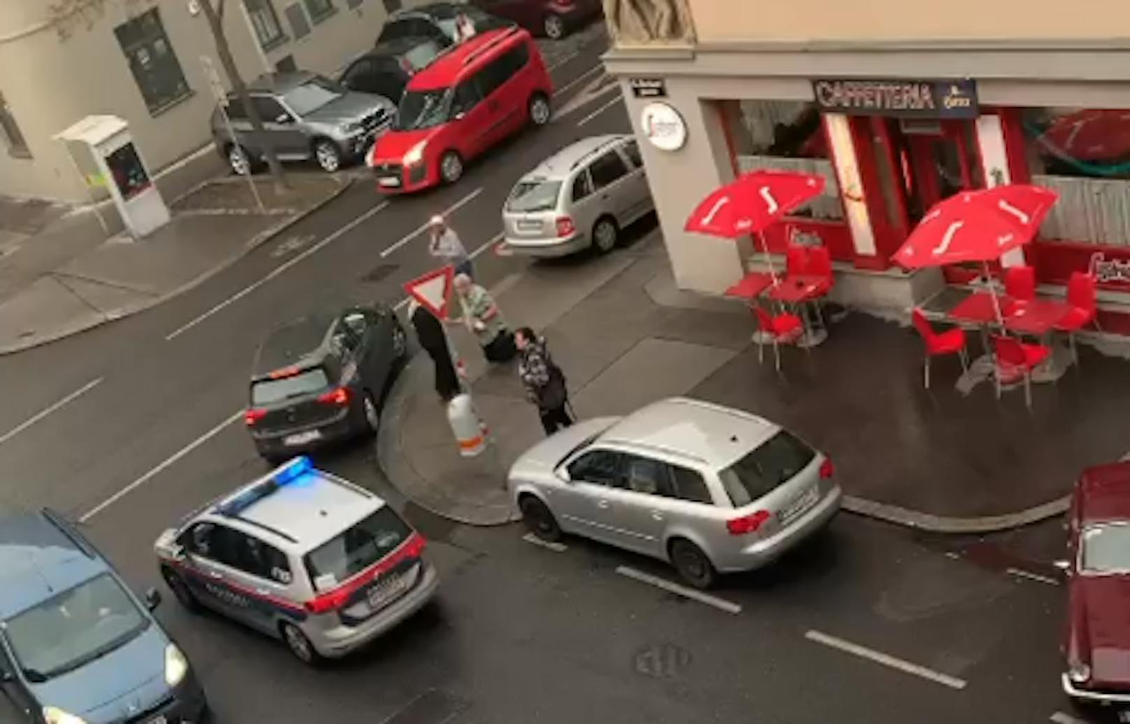 Der Flucht ging auf der Simmeringer Hauptstraße weiter, der Mann dürfte nicht schwer verletzt sein.