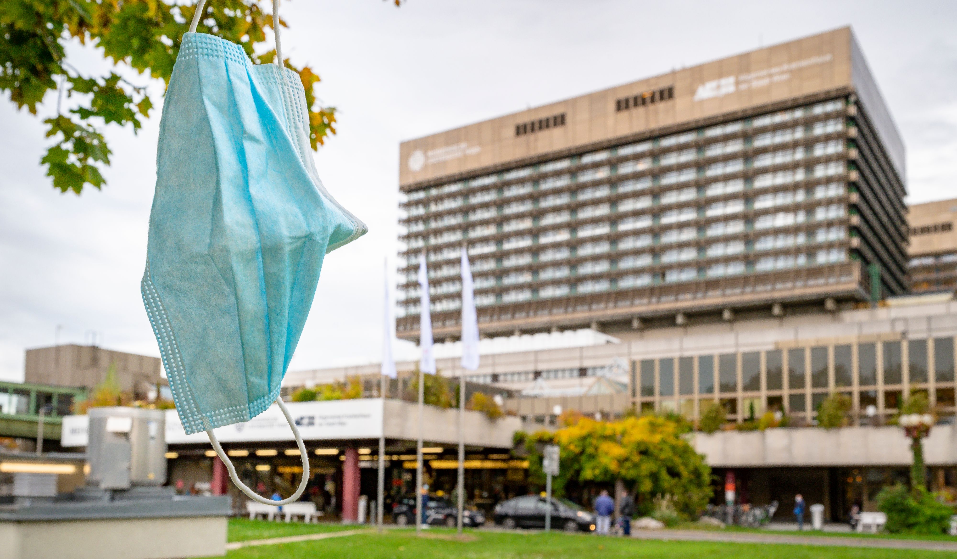 Download von www.picturedesk.com am 18.02.2022 (18:29).  Schutzmaske vor dem Wiener AKH. Wien, 02.11.2020 - 20201102_PD12353 - Rechteinfo: Rights Managed (RM) Nur für redaktionelle Nutzung!