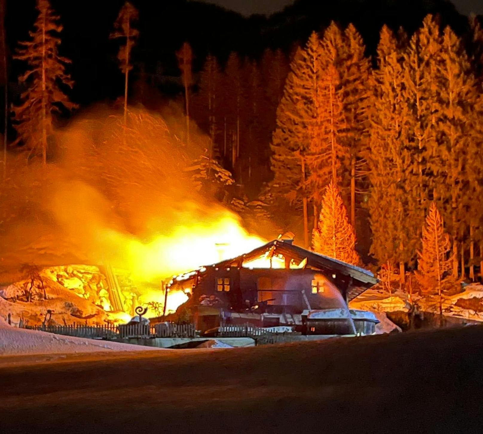 Als die Feuerwehrleute in Großarl eintrafen, stand das Wohnhaus bereits in Vollbrand.