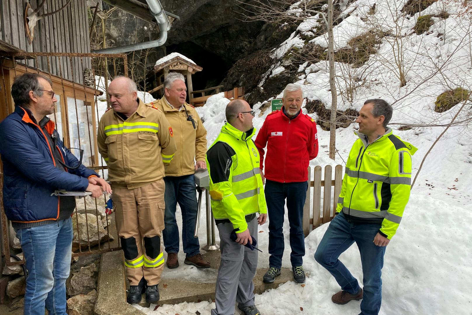 Die Rettungsaktion ist im Vollen Gange. Neben der Höhlenrettung ist auch die Feuerwehr, die Rettung und die Bezirkshauptmannschaft Zell am See vor Ort.