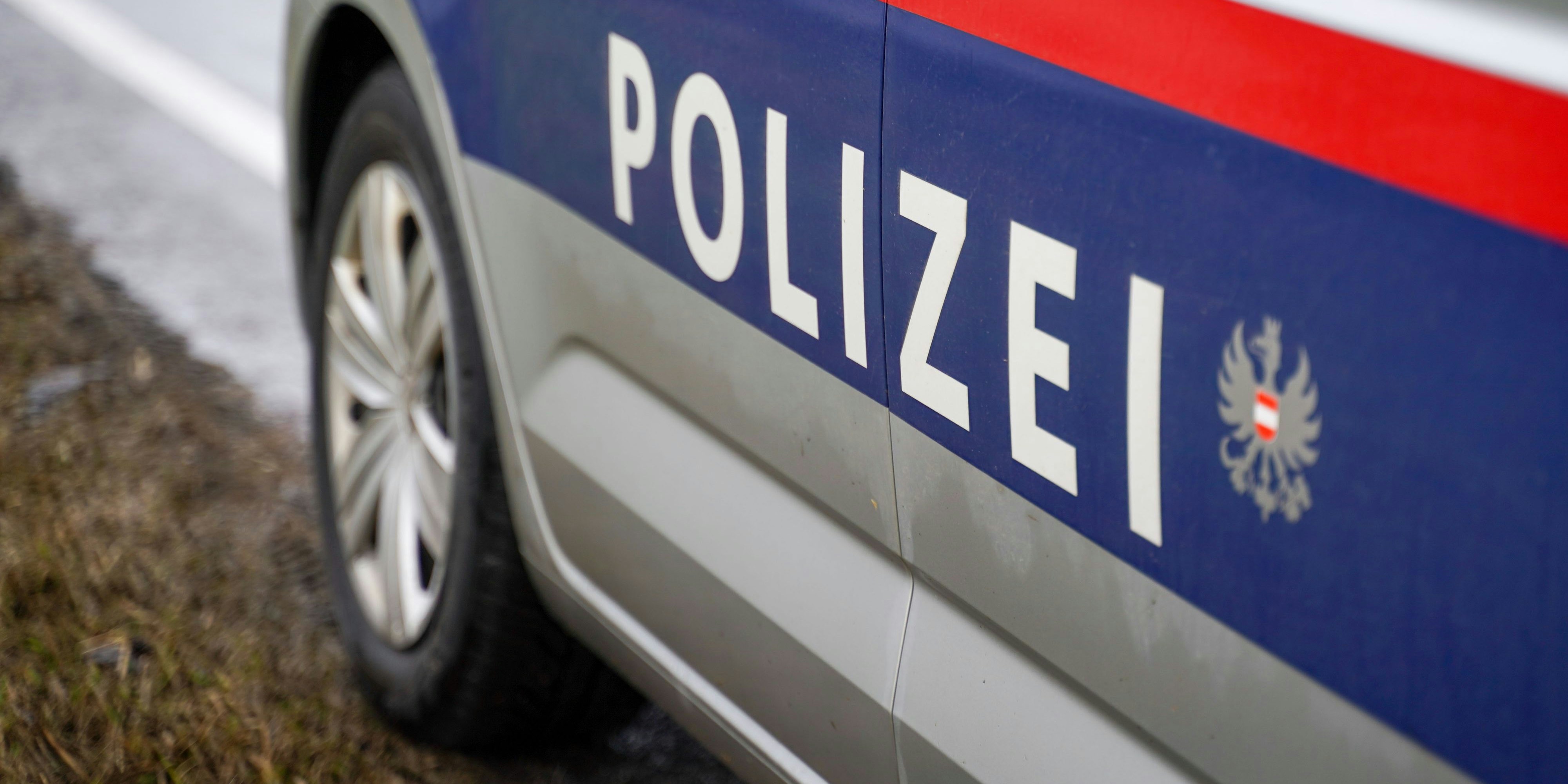 Ein betrunkener Jugendlicher hat sich mit seinem Auto mehrfach überschlagen. Alle Insassen wurden leicht verletzt. (Symbolbild)