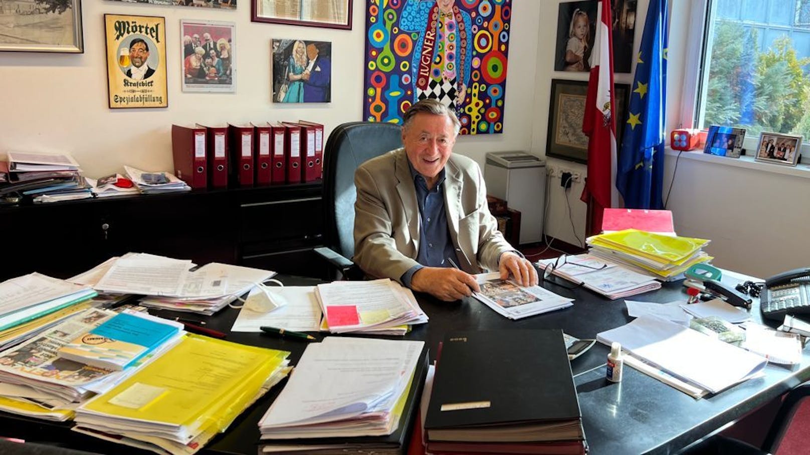 Richard Lugner in seinem Büro.