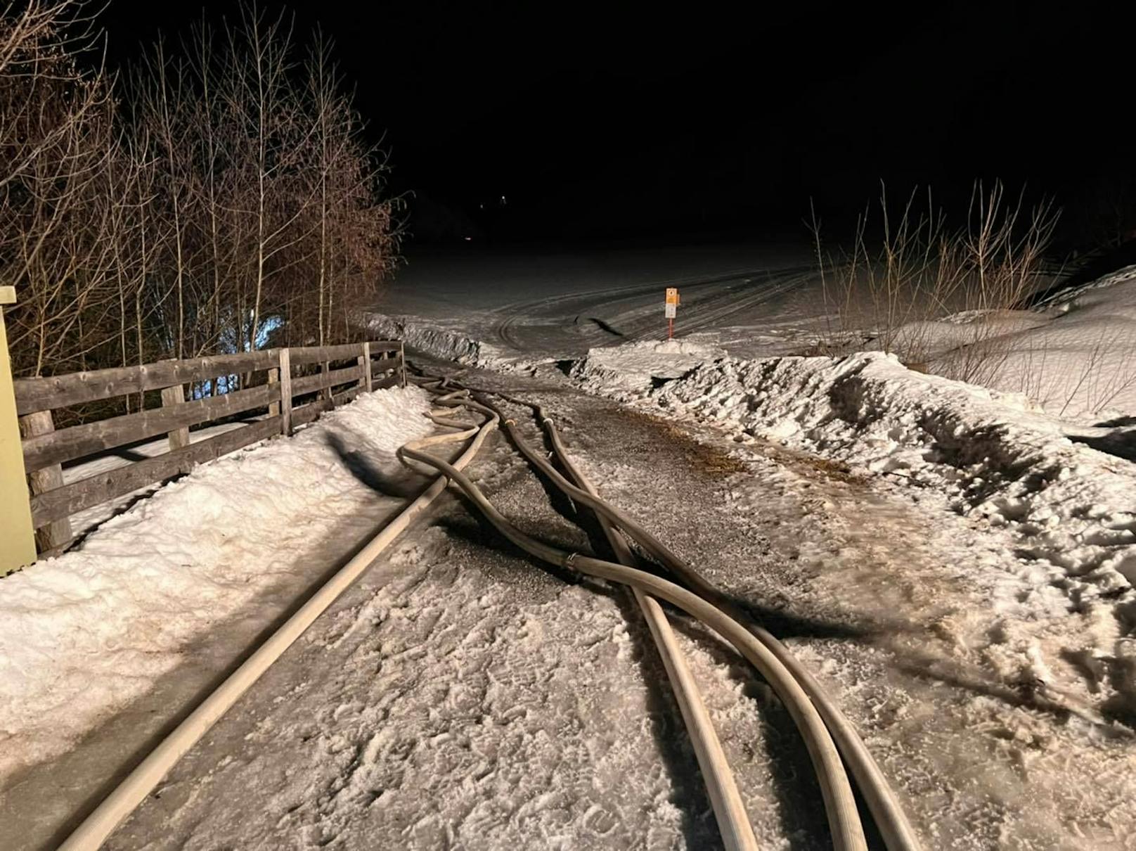 Um Löschwasser zum Einsatzort zu schaffen, legte die Feuerwehr vier Zugringerleitungen zu je 600 Metern.