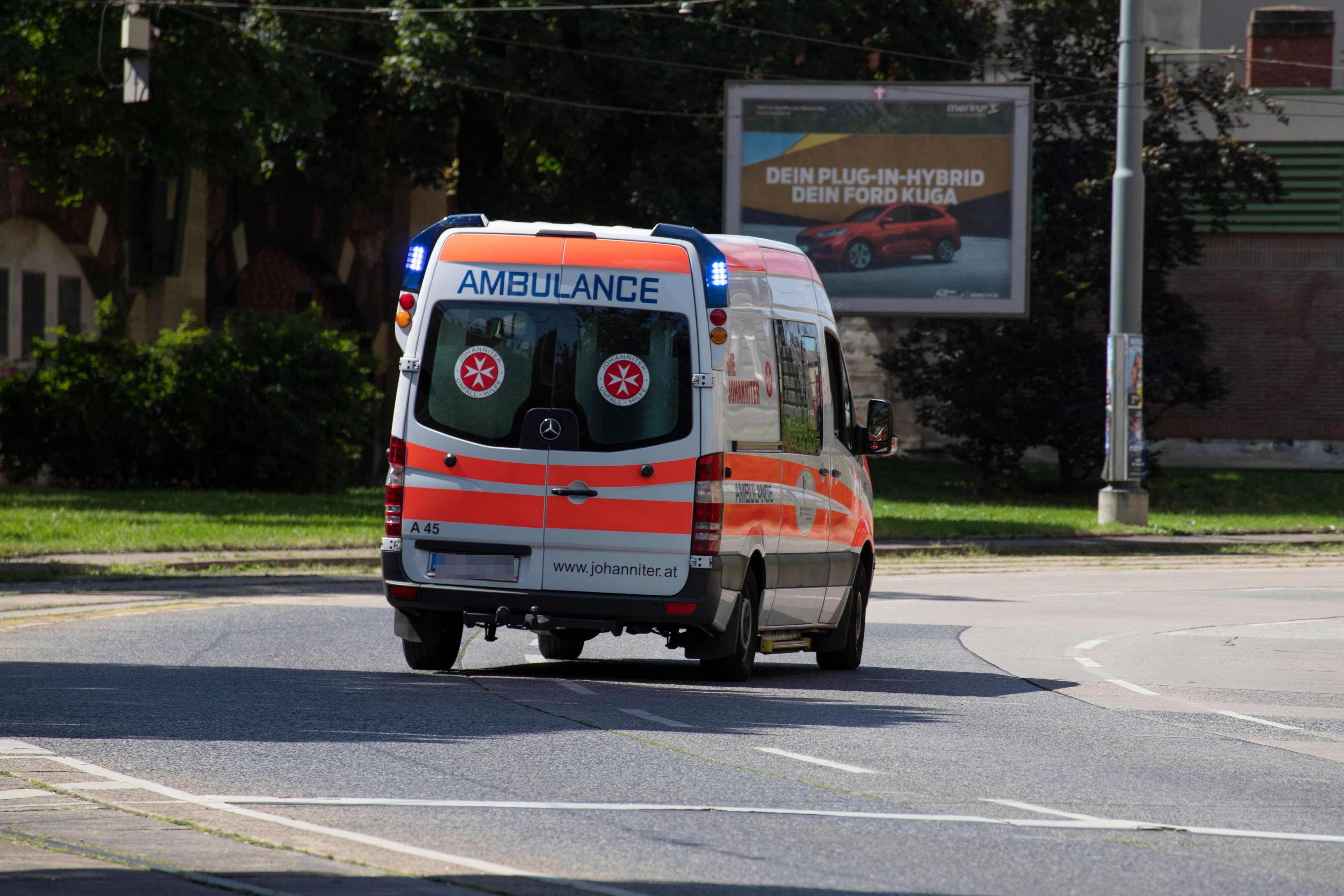 Eine Fußgängerin wurde lebensgefährlich verletzt und wurde durch die Wiener Berufsrettung in ein Krankenhaus gebracht.
