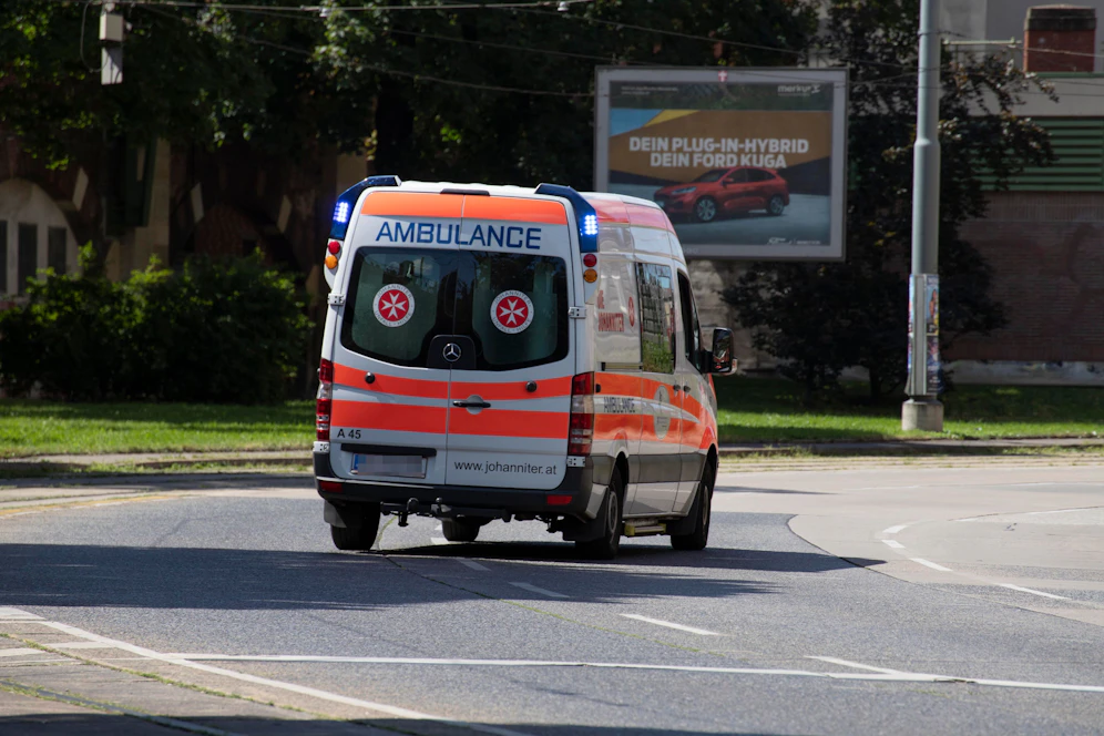 Eine Fußgängerin wurde lebensgefährlich verletzt und wurde durch die Wiener Berufsrettung in ein Krankenhaus gebracht.