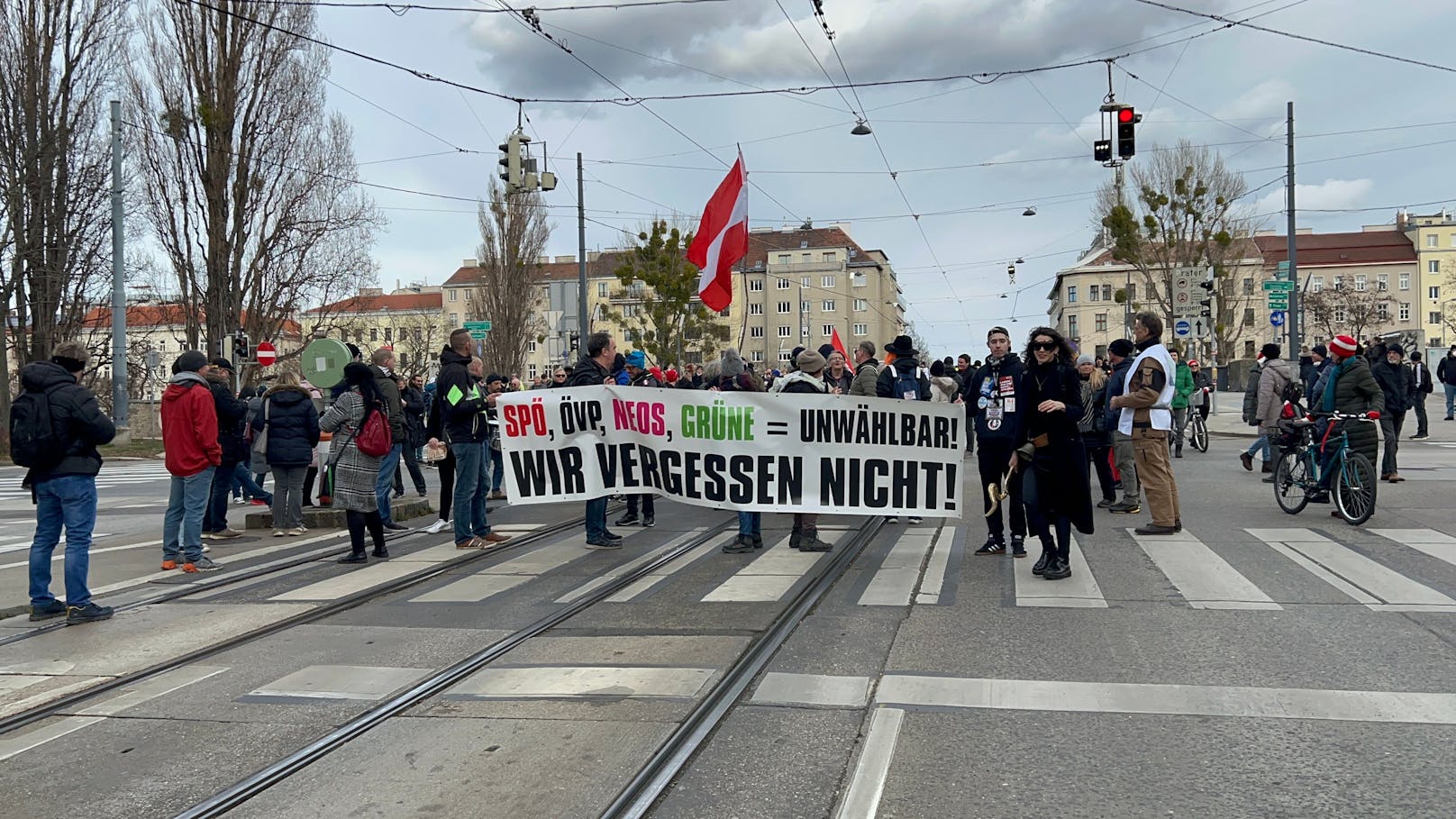 Unter dem Titel "Freiheitsmarsch" hat die "Demokratische Familienpartei Österreich" (DFÖ) ab 14 Uhr zum Protest aufgerufen.