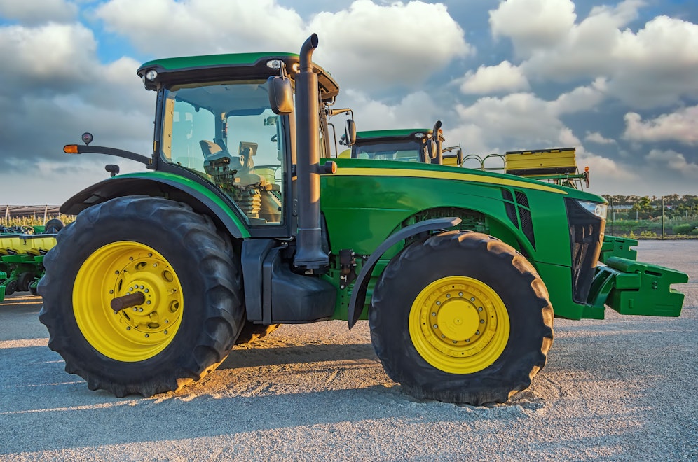 Ein betrunkener 18-Jähriger wollte am Samstagmorgen mit einem Traktor seinen Pkw abschleppen. (Symbolbild)