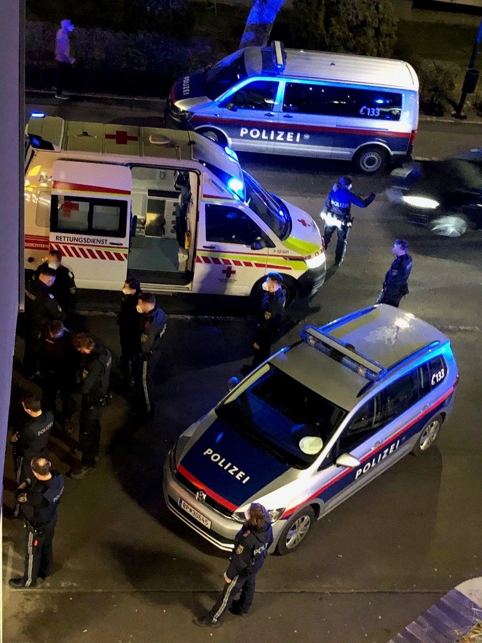 Polizeigroßeinsatz beim Billa in Bad Vöslau.