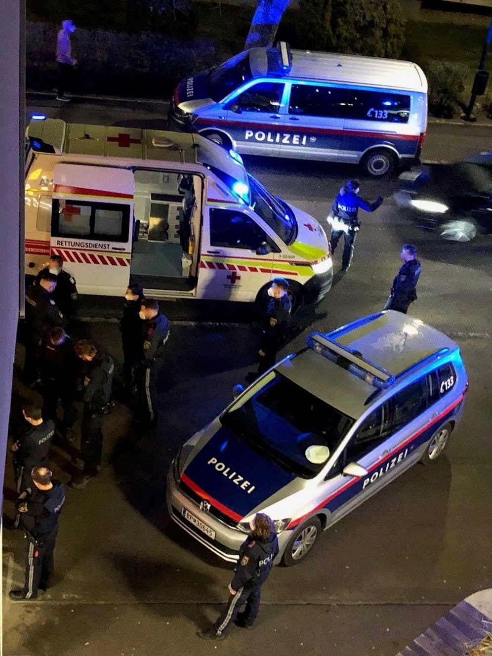 Polizeigroßeinsatz beim Billa in Bad Vöslau.