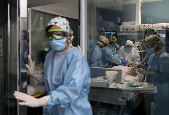 Medizinisches Personal bei der Behandlung eines Corona-Patienten auf einer Intensivstation. (Symbolbild)