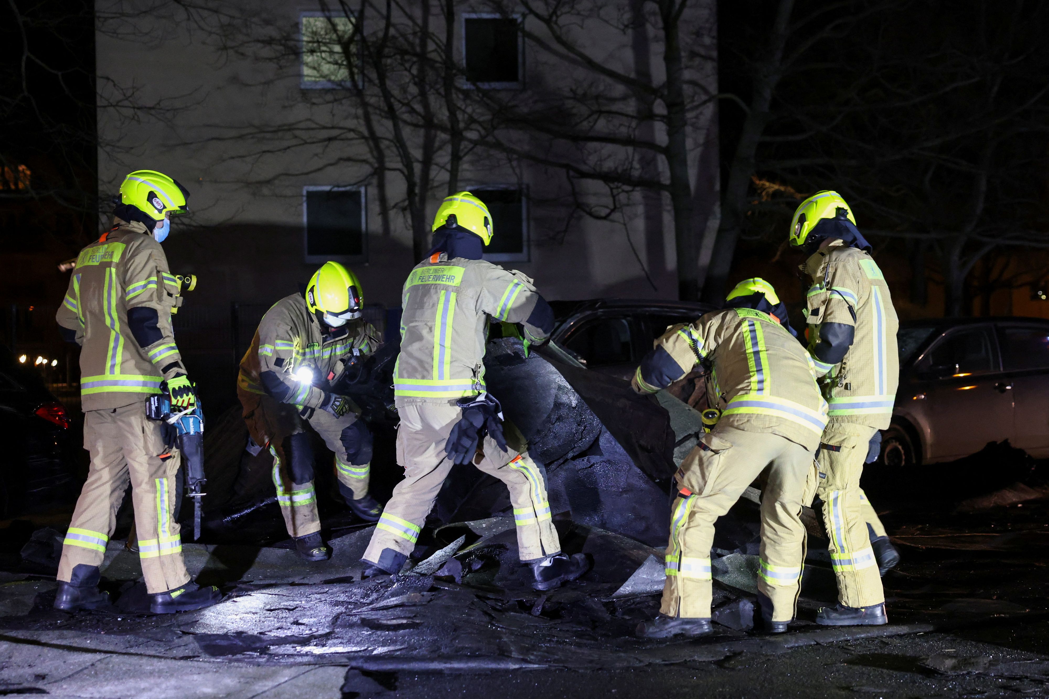 Feuerwehrleute in Berlin bergen Trümmer, die der Sturm von einem Dach geweht hatte.
